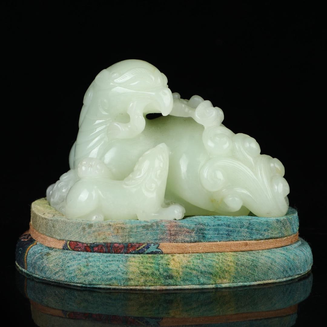A beautiful Hetian jade divine beast (1 of 7)