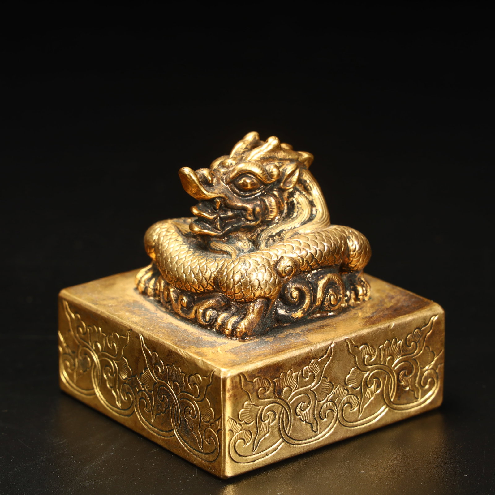A Qing Dynasty bronze gilt dragon-knob seal: Qing Dynasty bronze gilt dragon-knob seal SIZE: H:5.5cm L: 5.5cm W:5.5cm W:699g (The Dimensions Of All Batches Are Manually Measured.If You Need More Detailed Information, Please Contact Our Customer 