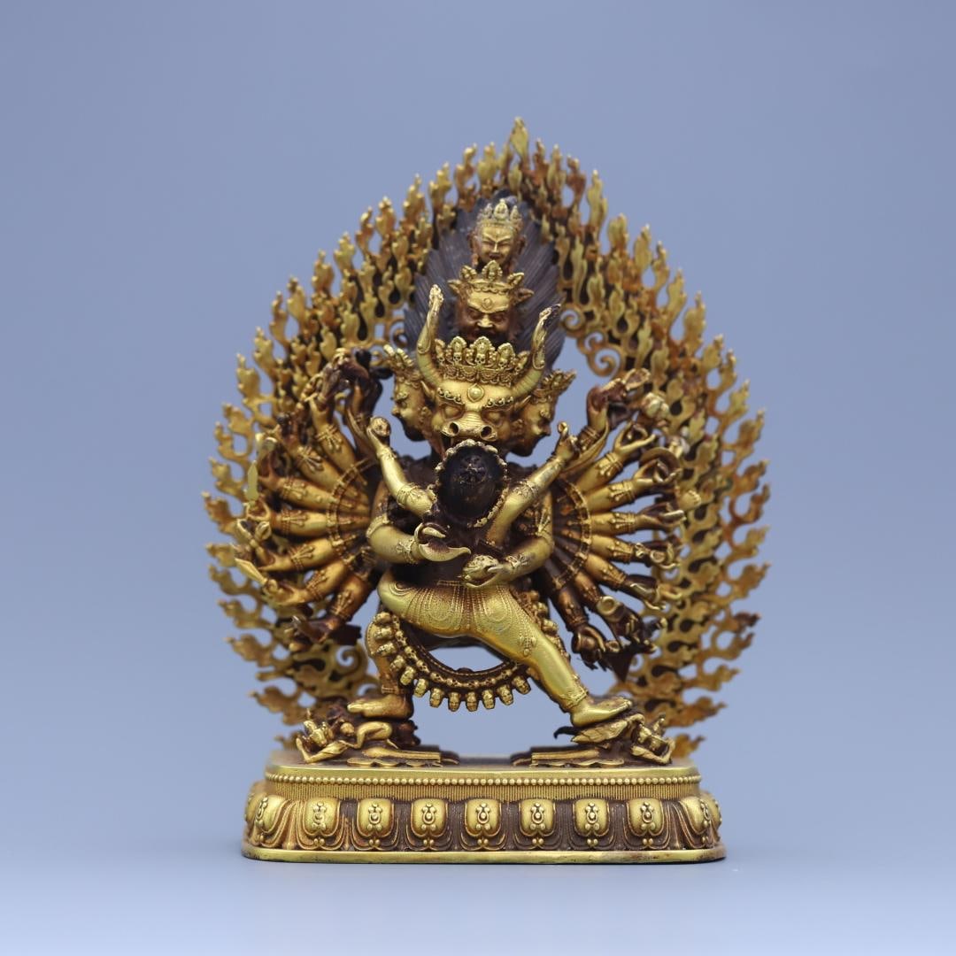 A Qing Dynasty gilt bronze statue of the Great Majestic Vajra Twin Bodies: A gilt bronze dual Vajra statue from the Qing Dynasty Size:12 cm x9 cm W: 0.712 kg (The Dimensions Of All Batches Are Manually Measured.If You Need More Detailed Information, Please Contact Our Custom
