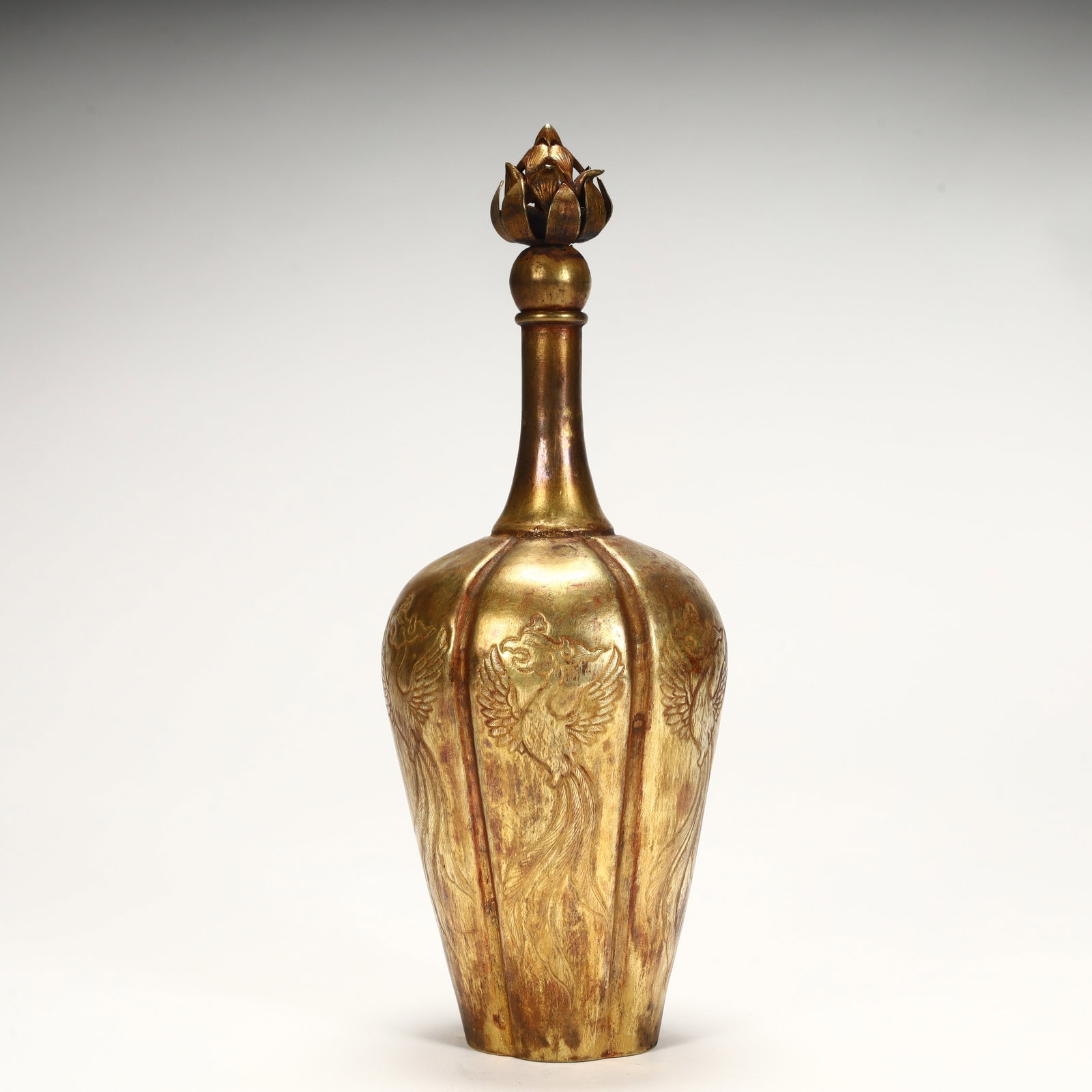 A Tang Dynasty Gilded Lotus Knob Phoenix Vase with a Handle: A Tang Dynasty Gilded Lotus-Shaped Phoenix-patterned Vase SIZE: H:19cm L: 7.5cm W:7.5cm W:226g (The Dimensions Of All Batches Are Manually Measured.If You Need More Detailed Information, Please Contac