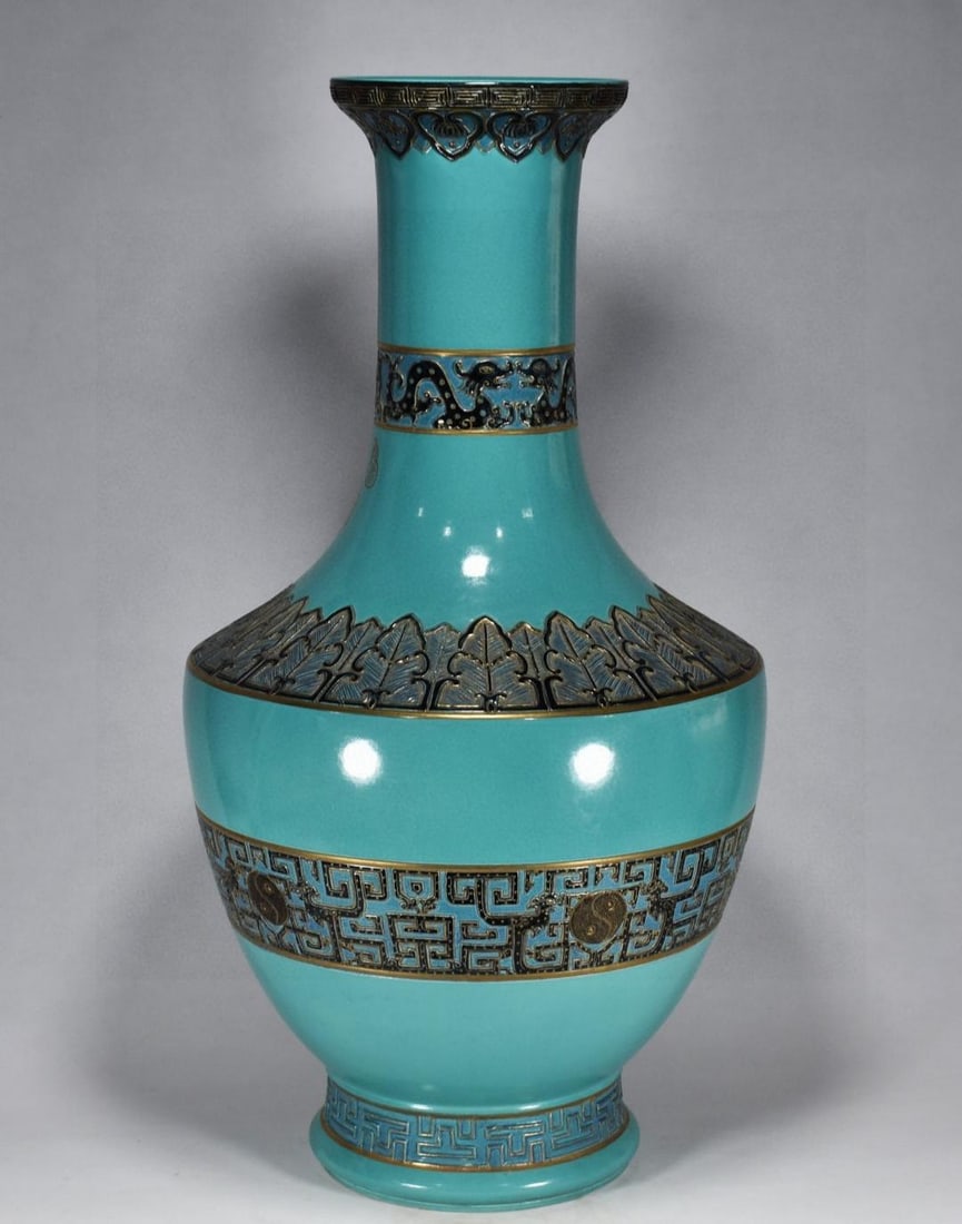 A Qing Dynasty Qianlong period official kiln vase with turquoise green glaze, gilded and engraved (1 of 9)