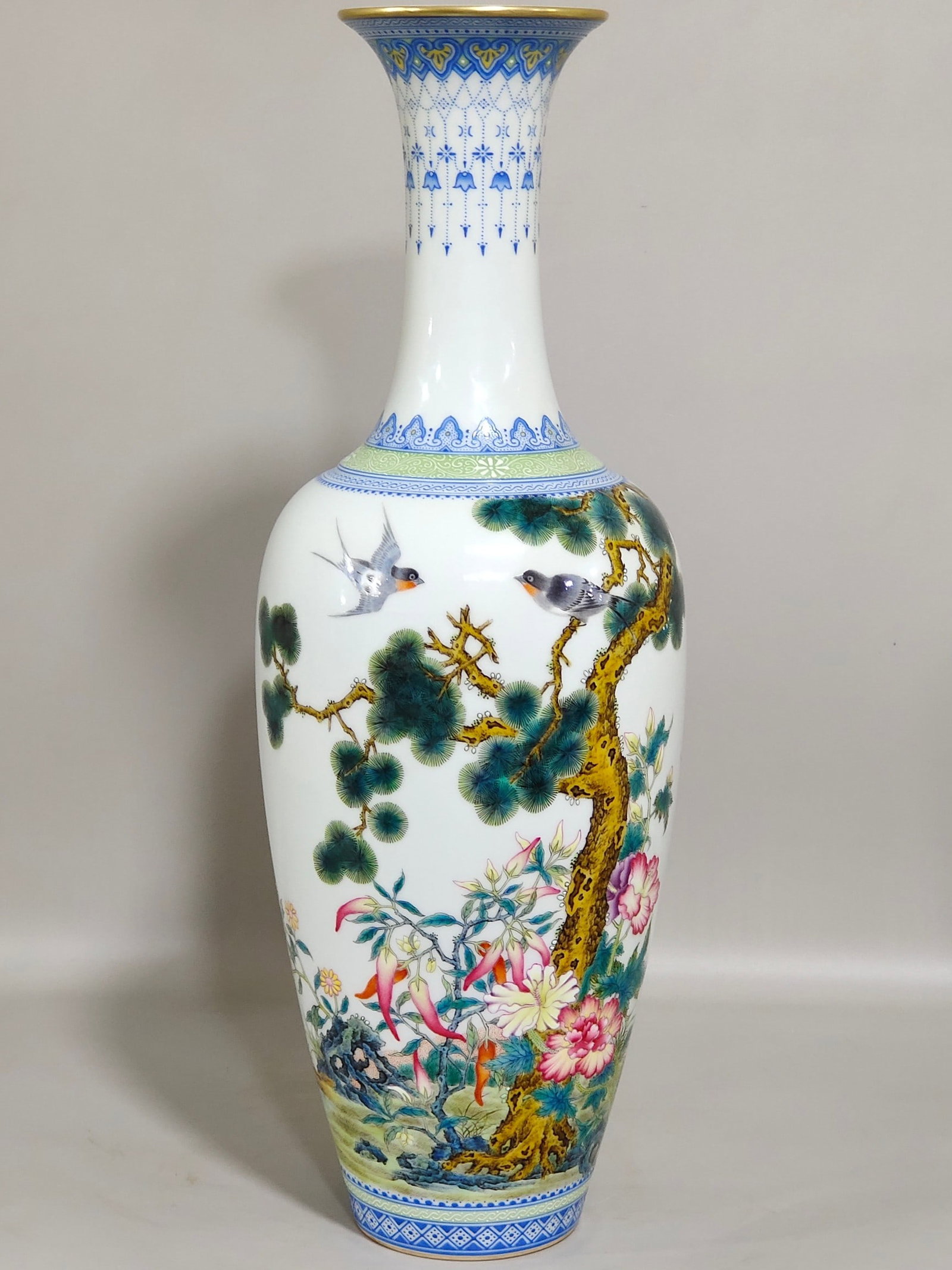 A long-necked vase made during the Qianlong period of the Qing Dynasty, with emerald-edged floral: A long-necked vase with emerald-edged flowers and birds, inscribed with poetry, made during the Qianlong period of the Qing Dynasty Size:35.3x12 cm (The Dimensions Of All Batches Are Manually Measured