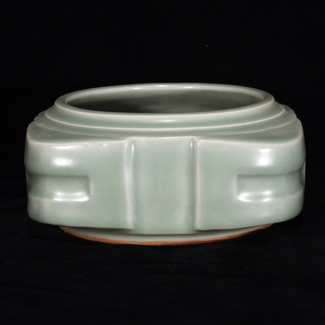 A brush washer from the Song Dynasty Longquan kiln (1 of 9)