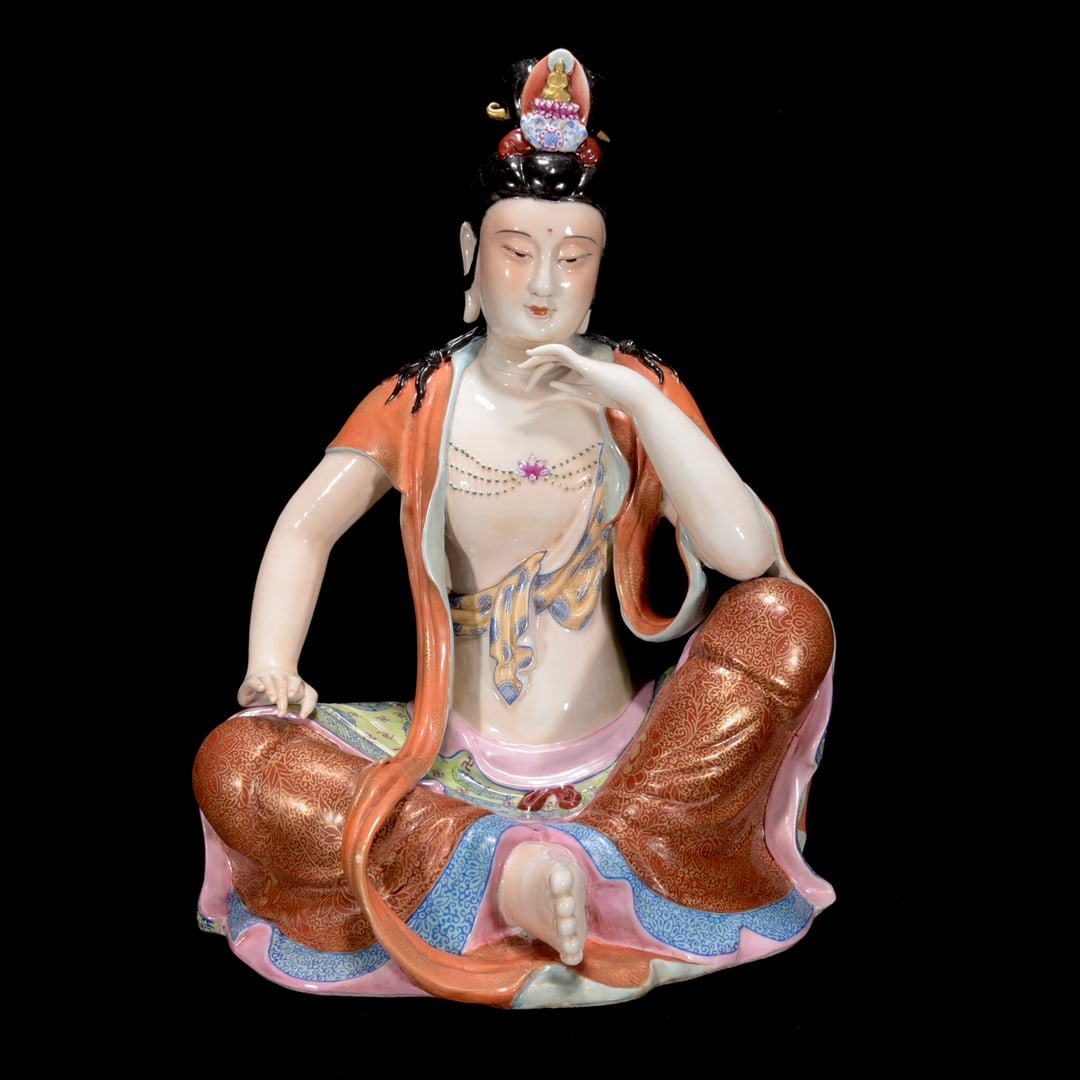 A famille-rose gilded Guanyin made during the Qianlong period of the Qing Dynasty: A famille-rose gilded Guanyin made during the Qianlong period of the Qing Dynasty Size:42x33cm (The Dimensions Of All Batches Are Manually Measured.If You Need More Detailed Information, Please Contac
