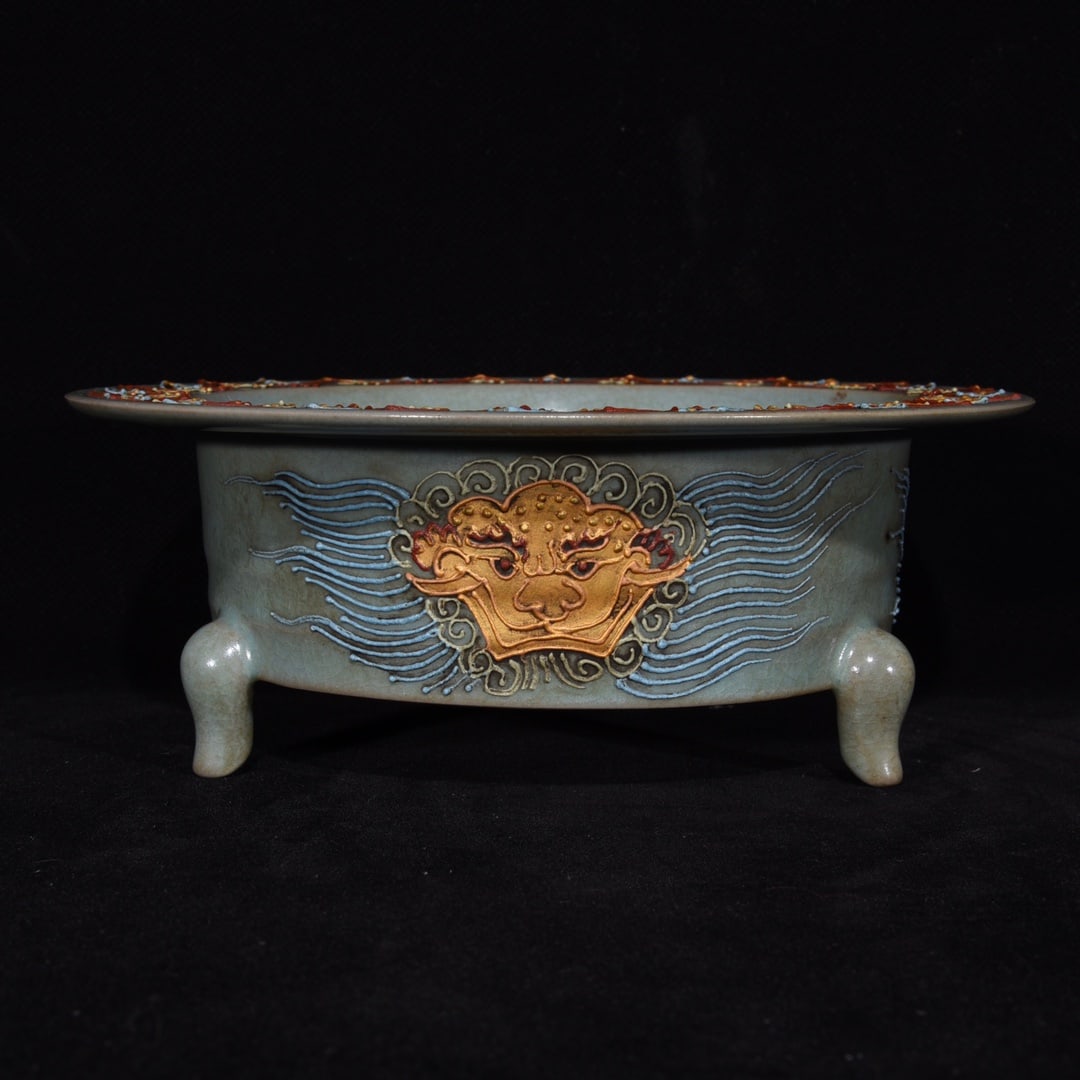 A Song Dynasty Ru kiln tripod incense burner with gilt plaster powder: A tripod incense burner from the Ru kiln of the Song Dynasty, painted with gold and silver Size:7.5x19.5cm (The Dimensions Of All Batches Are Manually Measured.If You Need More Detailed Information, P