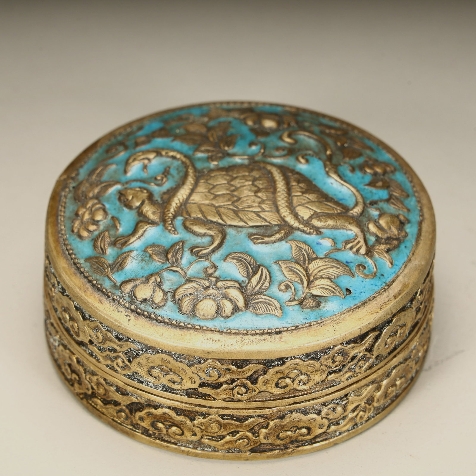 A Qing Dynasty copper gilt incense box with blue black tortoise patterns: A Qing Dynasty gilded bronze incense box with blue black tortoise patterns SIZE: H:3.5cm L: 8.5cm W:8.5cm W:313.5g (The Dimensions Of All Batches Are Manually Measured.If You Need More Detailed Inform