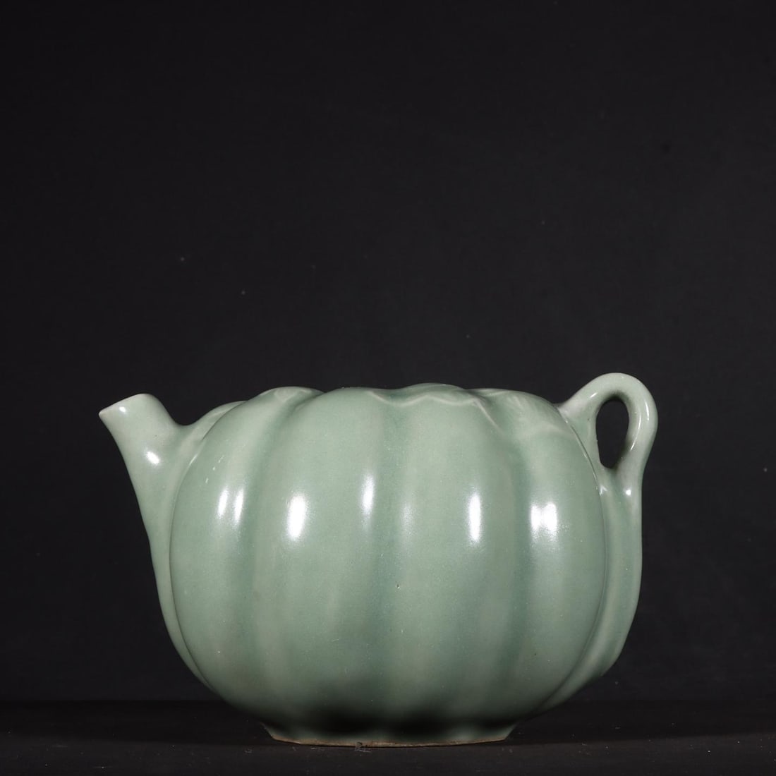 A powder-green glazed pumpkin pot from the Longquan kiln of the Song Dynasty: A powder-green glazed pumpkin pot from the Longquan kiln of the Song Dynasty Size:H:8.3cm W:12.6cm (The Dimensions Of All Batches Are Manually Measured.If You Need More Detailed Information, Please Co