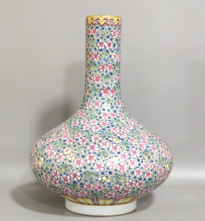 A Qing Dynasty Jiaqing period with gold-painted ice plum flat-bellied vase: A flat-bellied vase with gold-painted ice plum blossoms made during the Jiaqing period of the Qing Dynasty Size:23x16.5 cm (The Dimensions Of All Batches Are Manually Measured.If You Need More Detaile