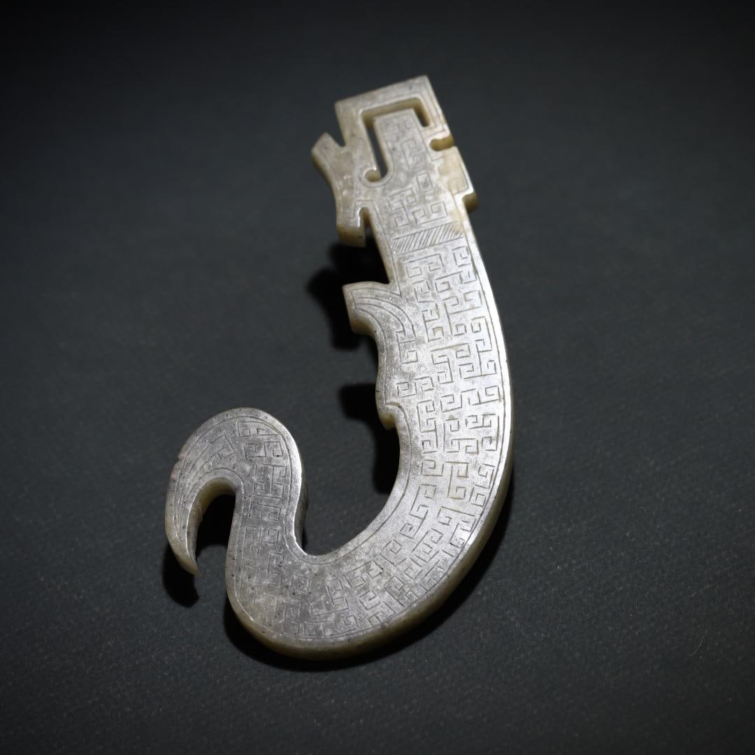 A Qin-style ancient jade S-shaped dragon pendant from the Warring States period: A Qin-style ancient jade S-shaped dragon pendant from the Warring States period Size:9.7x4.8x0.7cm W: 0.046 kg (The Dimensions Of All Batches Are Manually Measured.If You Need More Detailed Informatio