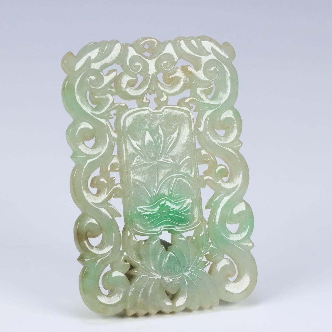 A Qing Dynasty old jadeite openwork first-grade Qinglian dragon pattern Fushou plaque: An old Qing dynasty jadeite carved first-grade incorruptible dragon pattern Fushou plaque Size:6.53 cm x4.51 cm x0.40 cm W: 0.0282 kg (The Dimensions Of All Batches Are Manually Measured.If You Need M