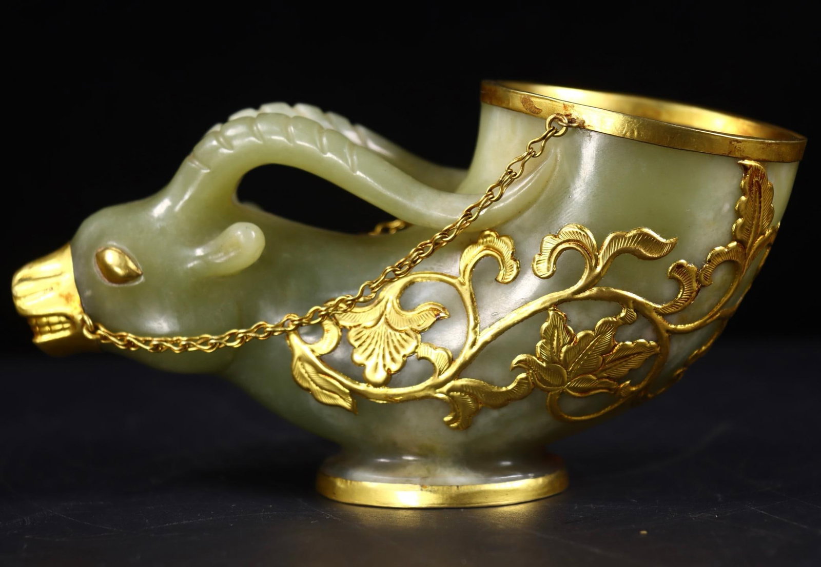 A beautiful Hetian jade-wrapped golden ram head cup: Exquisite Hetian jade-wrapped golden ram head cup Size:H:8.5cm L:15.5cm W:7cm W:0.558kg (The Dimensions Of All Batches Are Manually Measured.If You Need More Detailed Information, Please Contact Our C