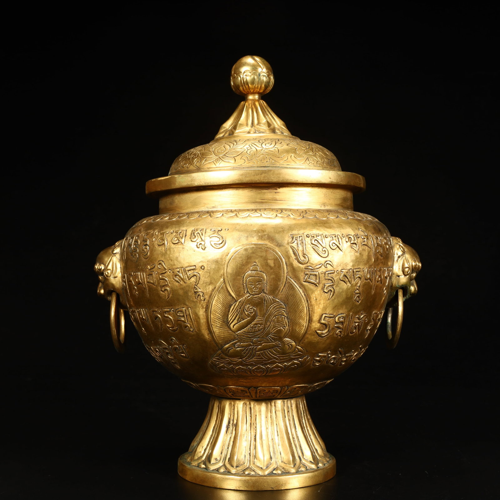 A Qing Dynasty bronze gilt with Buddha patterns and animal handles: A Qing Dynasty bronze gilt with Buddha pattern and beast-shaped lid jar SIZE: H:25cm L: 19.5cm W:16.5cm W:1287g (The Dimensions Of All Batches Are Manually Measured.If You Need More Detailed Informati