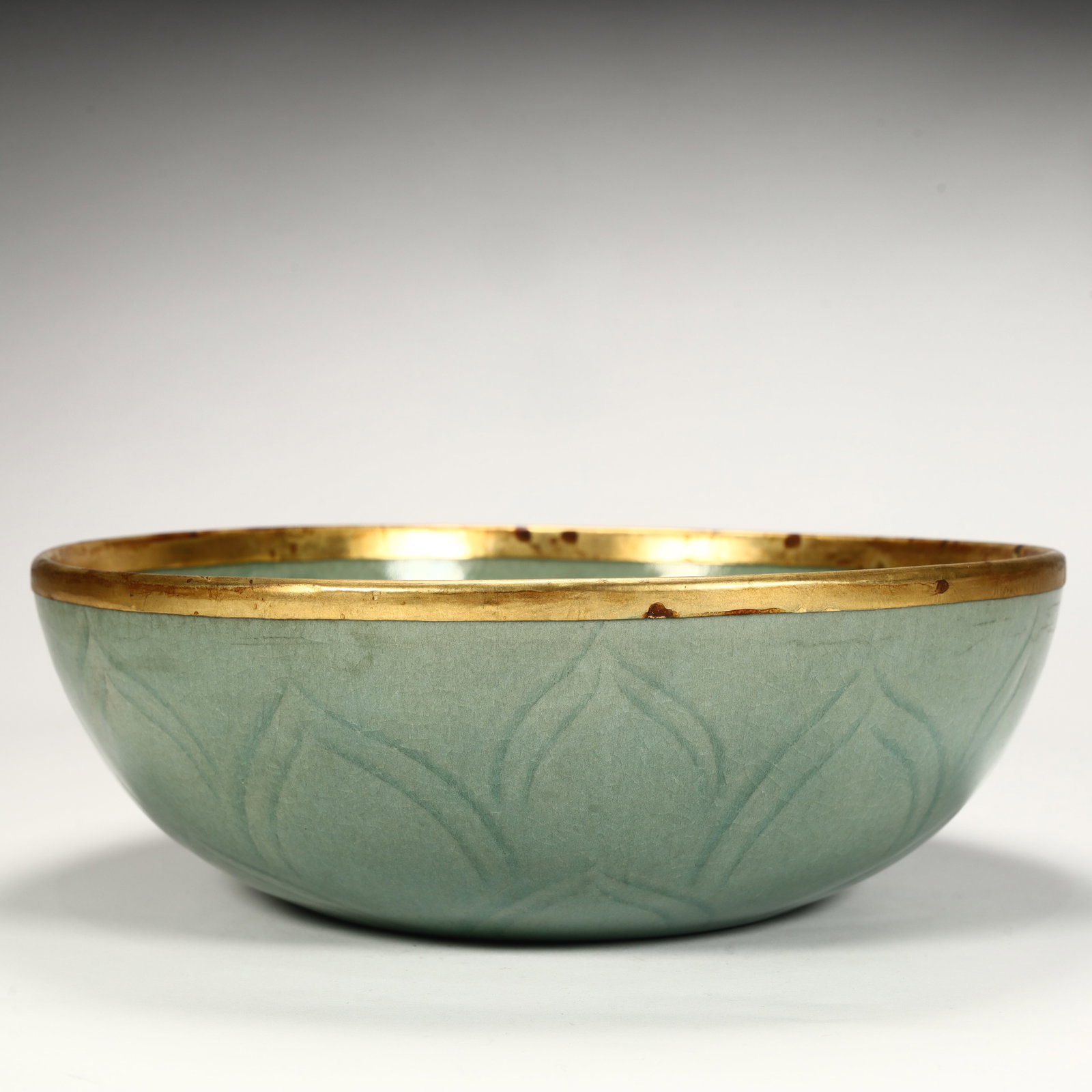 A Song Dynasty celadon bowl with lotus-engraved gilt patterns: A celadon gilt bowl with lotus patterns from the Song Dynasty SIZE: H:7cm L: 21.5cm W:21.5cm W:889g (The Dimensions Of All Batches Are Manually Measured.If You Need More Detailed Information, Please C