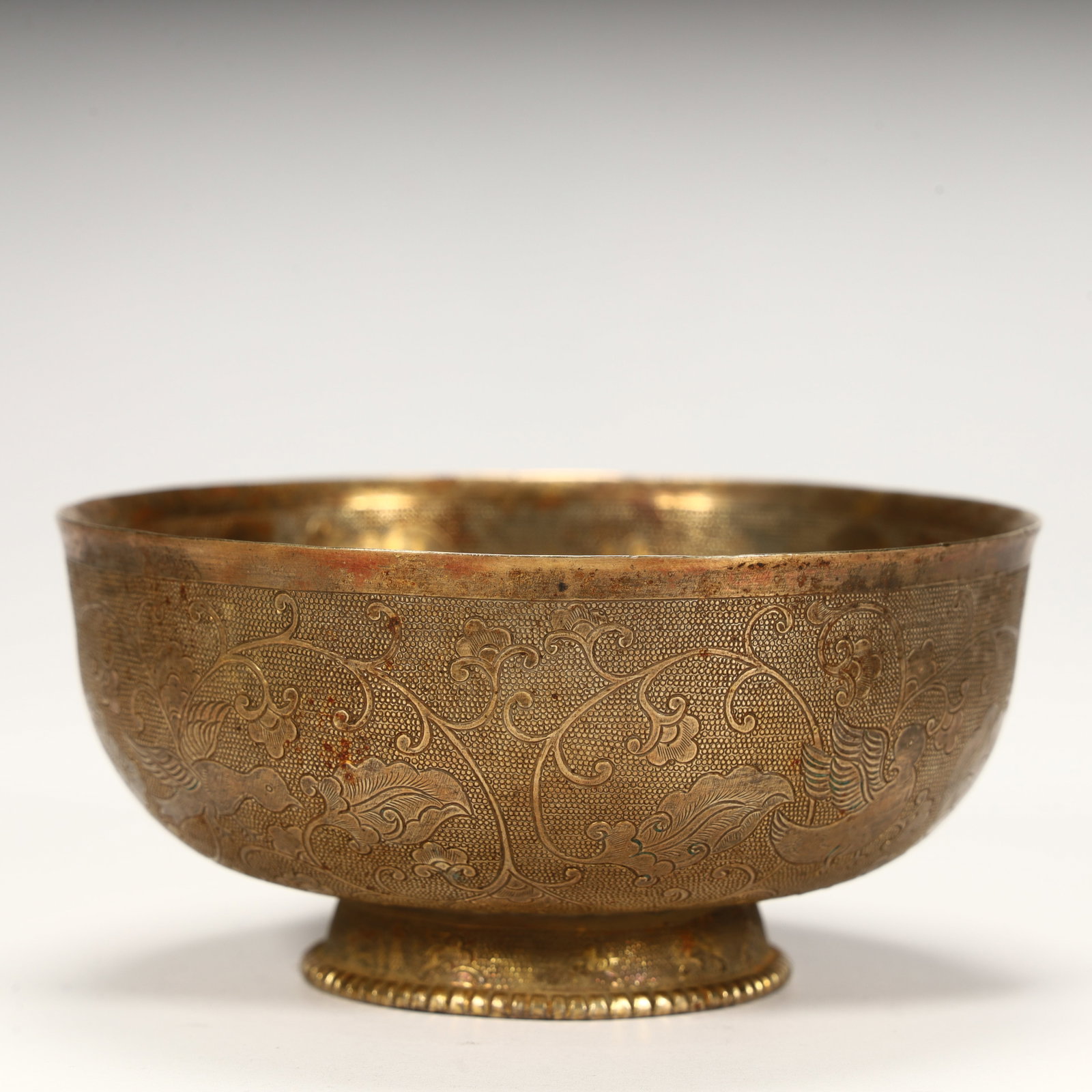 A Tang Dynasty gilded bowl with entwined branches and bird patterns: A Tang Dynasty gilded bowl with entwined branches and bird patterns SIZE: H:5cm L: 10cm W:10cm W:291g (The Dimensions Of All Batches Are Manually Measured.If You Need More Detailed Information, Please