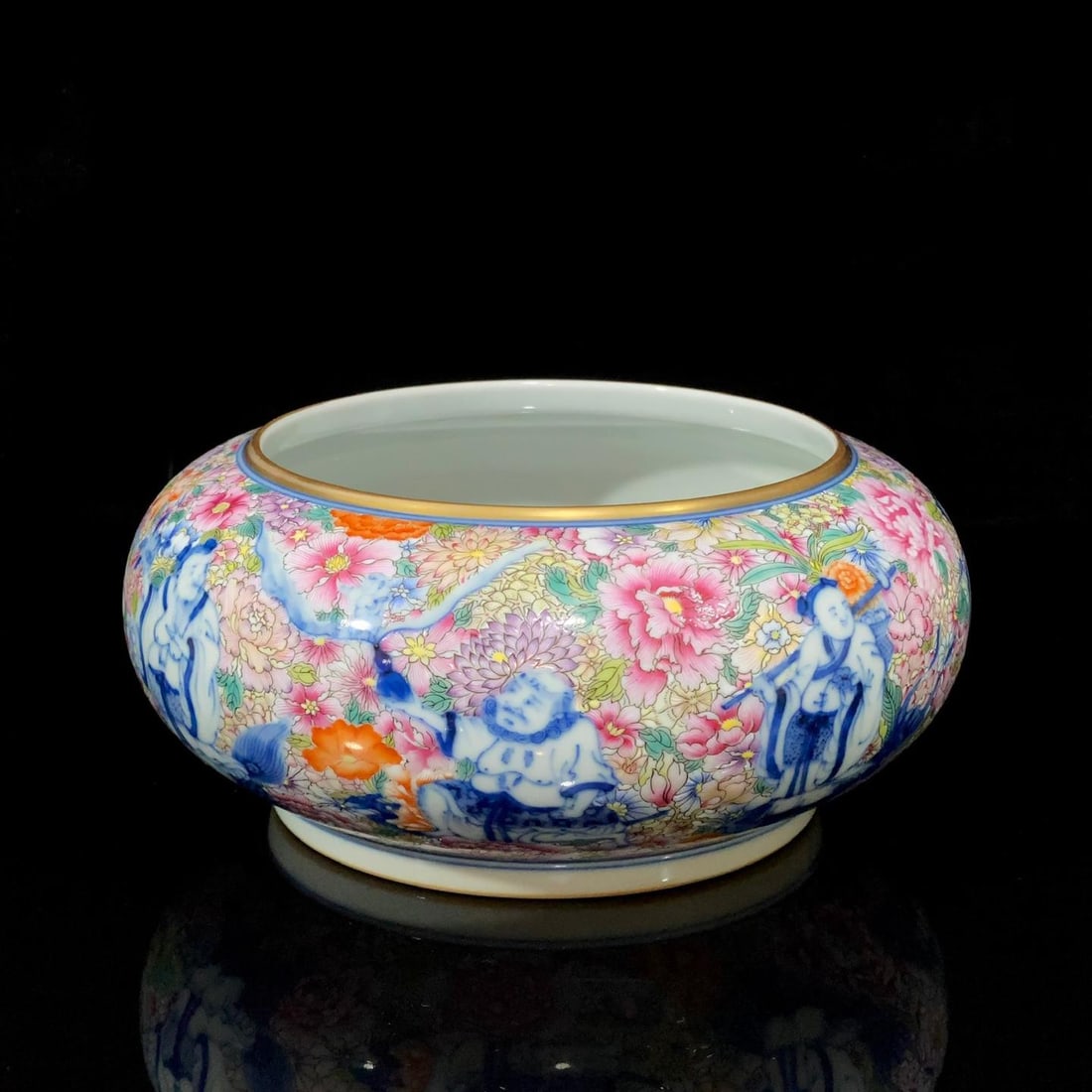 A piece made during the Qianlong period of the Qing Dynasty, featuring a myriad flower pattern, blue: The Qing dynasty Qianlong period features a myriad flower pattern, blue and white with eight immortals, a blue and white longevity star with seawater and gold painting, washed with gold Size: D: 18 cm