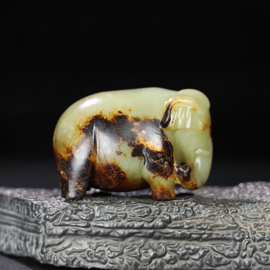 A beautiful Hetian jade elephant: Exquisite Hetian jade elephant Size:L:7.2cm W:4.6cm H:4.8cm W:0.267kg (The Dimensions Of All Batches Are Manually Measured.If You Need More Detailed Information, Please Contact Our Customer Service Be