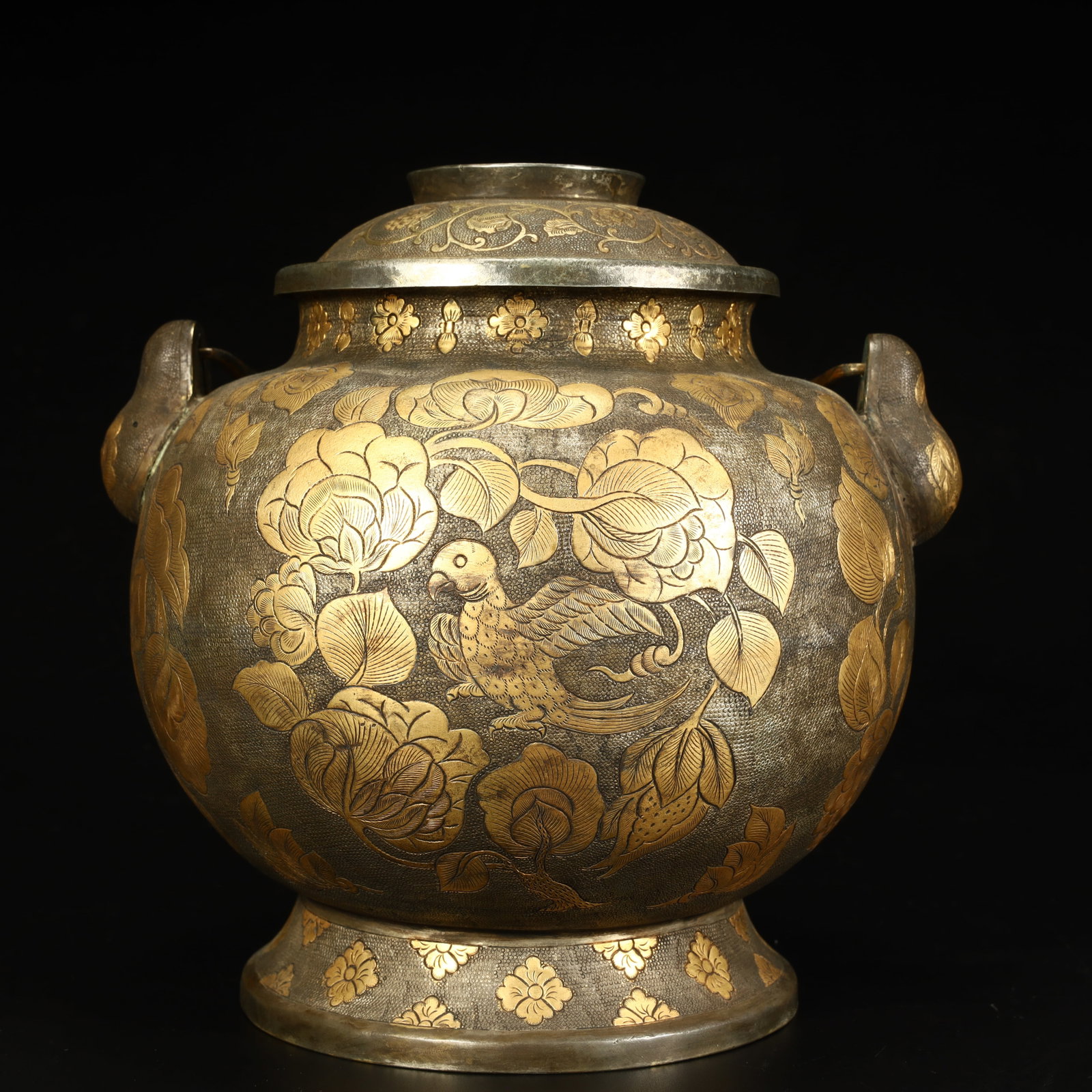 A fine silver gilt and engraved double-lidded jar with floral and bird patterns: Exquisite silver gilt engraved with floral and bird patterns on a double-lidded jar SIZE: H:20cm L: 20cm W:17.5cm W:1223.6g (The Dimensions Of All Batches Are Manually Measured.If You Need More Detail