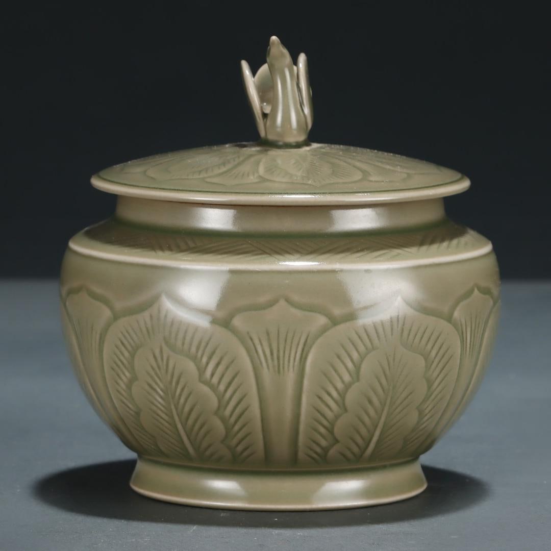 A Song Dynasty Yue kiln jar with petal-patterned phoenix-knob lid: A petal-patterned phoenix-knob lid jar from the Yue kiln of the Song Dynasty Size:12.5x12.3cm (The Dimensions Of All Batches Are Manually Measured.If You Need More Detailed Information, Please Contact