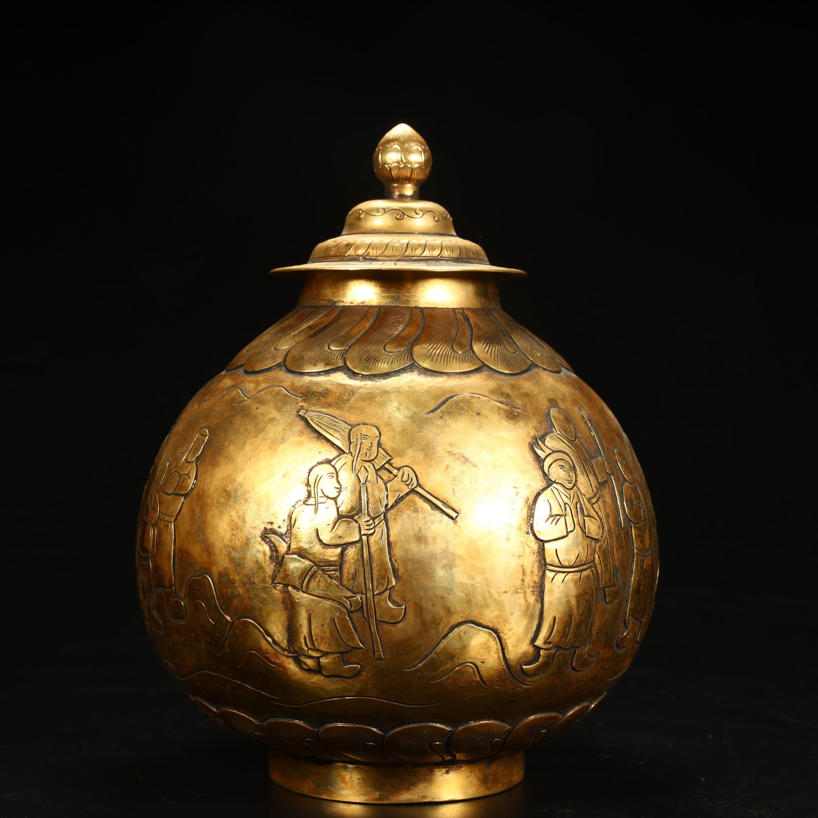 A Tang Dynasty jar with gilded human figure patterns and lids: A gilded lidded jar with human figures from the Tang Dynasty SIZE: H:18cm L: 14cm W:14cm W:1156g (The Dimensions Of All Batches Are Manually Measured.If You Need More Detailed Information, Please Cont