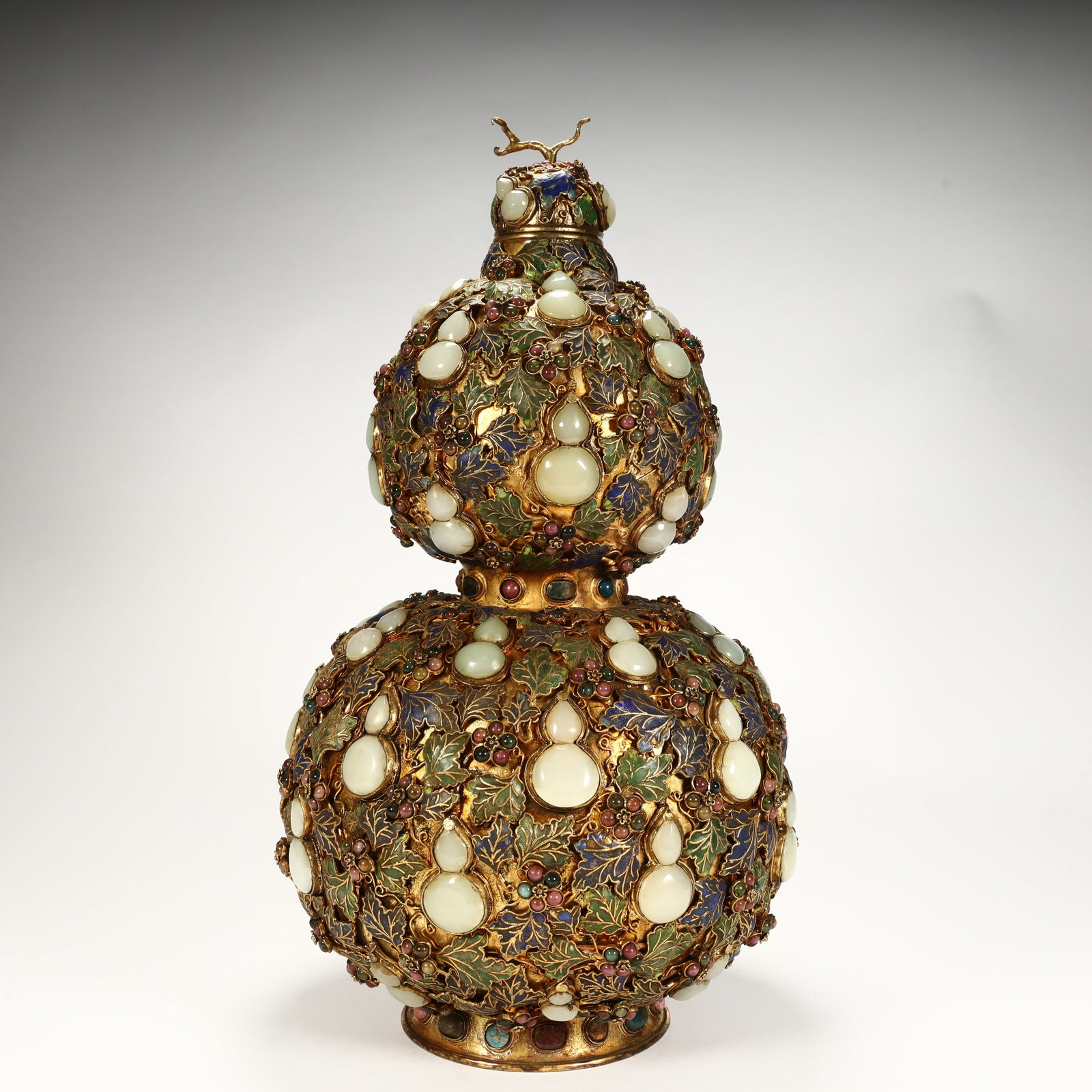 A Qing Dynasty silver-gilt jade-inlaid gourd bottle with gems: A Qing Dynasty silver gilded jade-inlaid gourd bottle with gems SIZE: H:36cm L: 21cm W:21cm W:3.8kg (The Dimensions Of All Batches Are Manually Measured.If You Need More Detailed Information, Please C