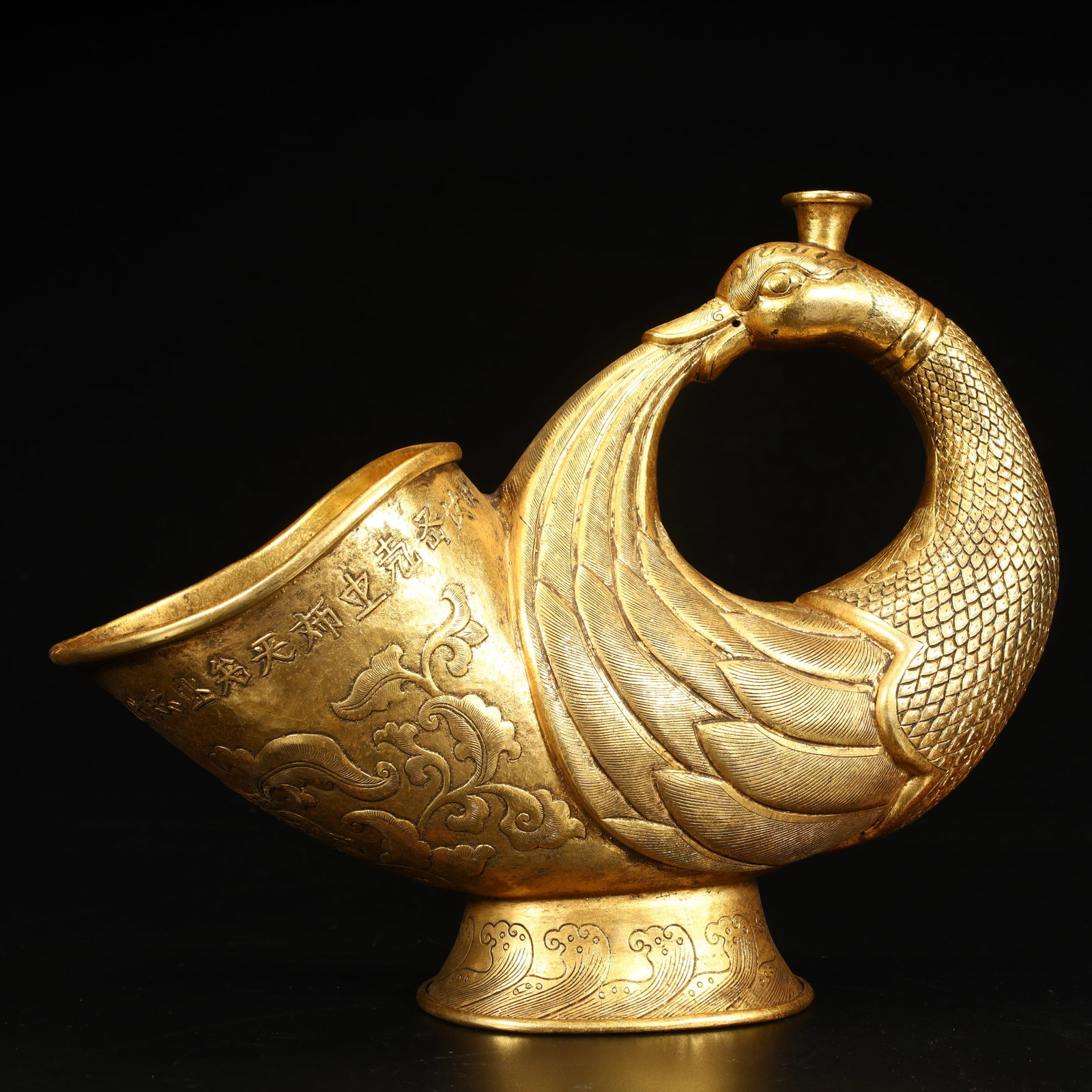 A Qing Dynasty gilt copper peacock-shaped wine vessel: A copper gilt peacock-shaped wine vessel from the Qing Dynasty SIZE: H:21cm L: 25.5cm W:10.5cm W:816.6g (The Dimensions Of All Batches Are Manually Measured.If You Need More Detailed Information, Plea