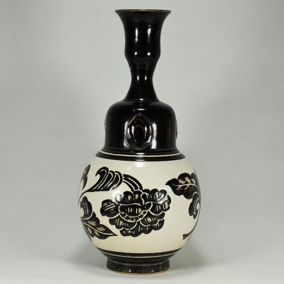 A flower-patterned appreciation vase from the Song Dynasty Cizhou kiln (1 of 8)