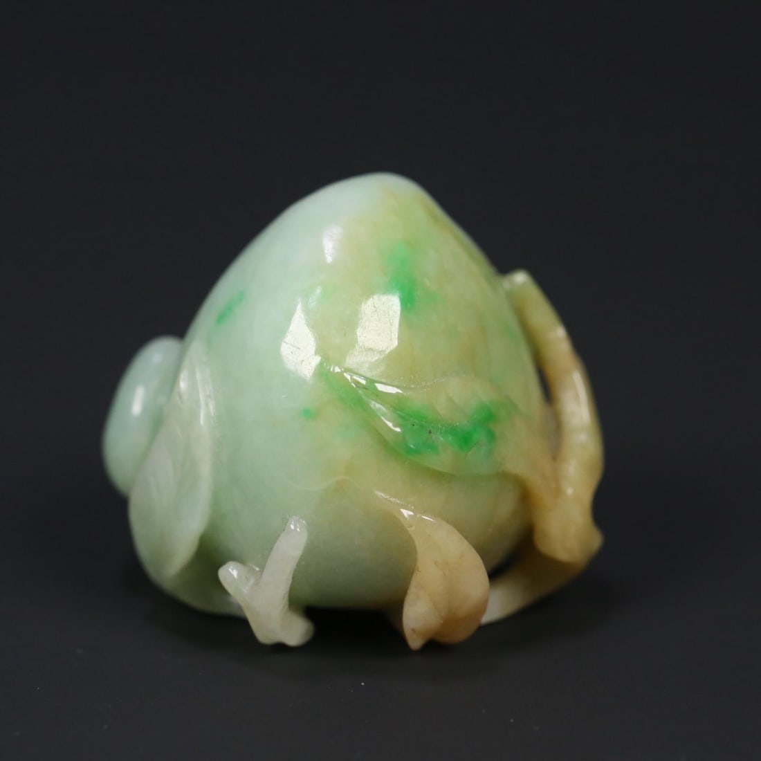 An old jadeite longevity peach carving from the Qing Dynasty: An old jadeite longevity peach carving from the Qing Dynasty Size:3.4x3x3 cm W: 0.0438 kg (The Dimensions Of All Batches Are Manually Measured.If You Need More Detailed Information, Please Contact Our