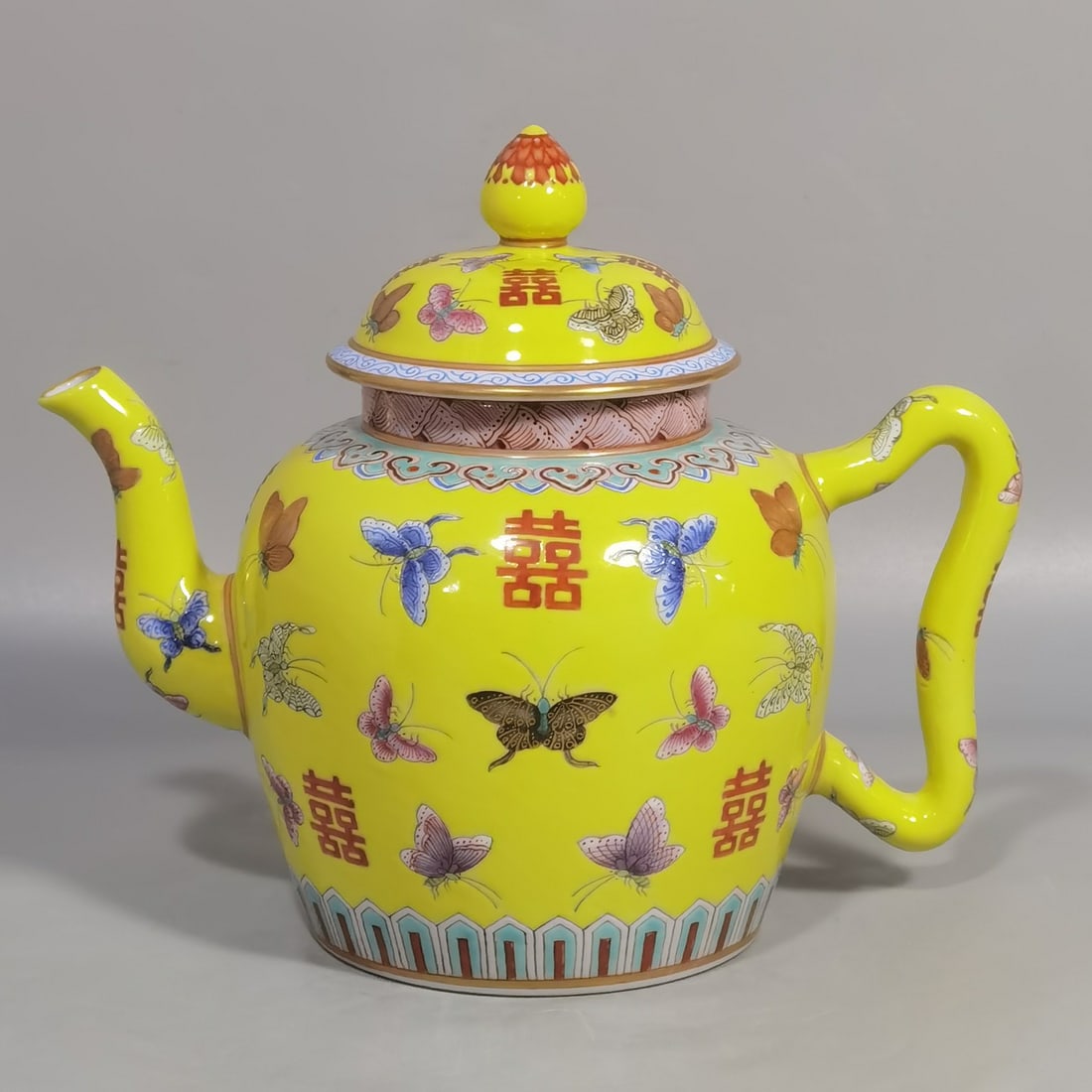 A beautiful yellow butterfly double happiness teapot: A beautiful yellow ground butterfly double happiness teapot Size: H: 16 cm x L: 19 cm (The Dimensions Of All Batches Are Manually Measured.If You Need More Detailed Information, Please Contact Our Cus