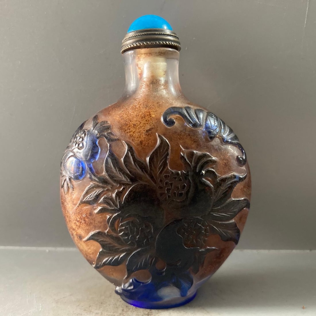 A beautifully crafted glass snuff bottle: Exquisite glass snuff bottle Size:H:7.5cm W:5.5cm (The Dimensions Of All Batches Are Manually Measured.If You Need More Detailed Information, Please Contact Our Customer Service Before Bidding.)