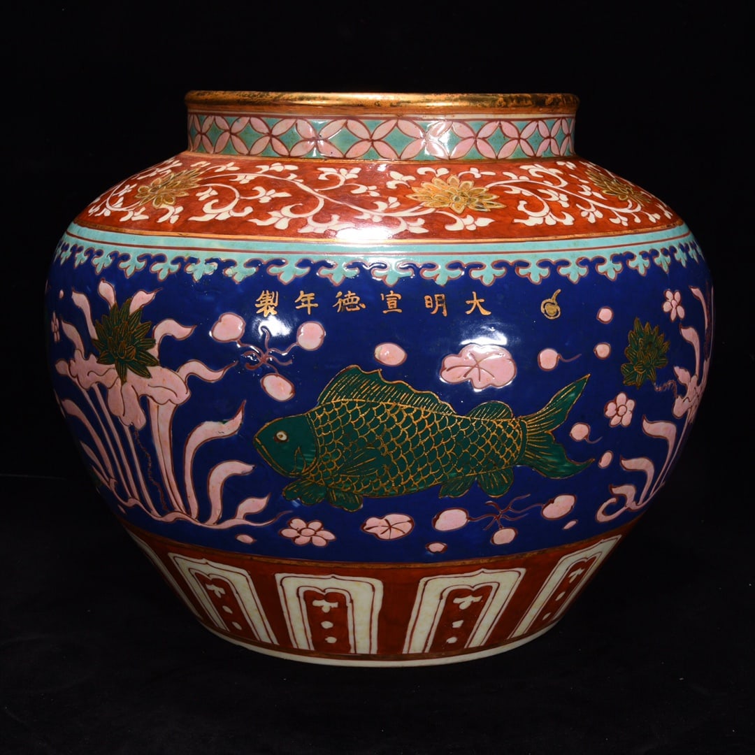 A blue-glazed jar with fish and algae patterns made during the Xuande period of the Ming Dynasty: A blue-glazed jar with fish and algae patterns made during the Xuande period of the Ming Dynasty Size:28x33cm (The Dimensions Of All Batches Are Manually Measured.If You Need More Detailed Information