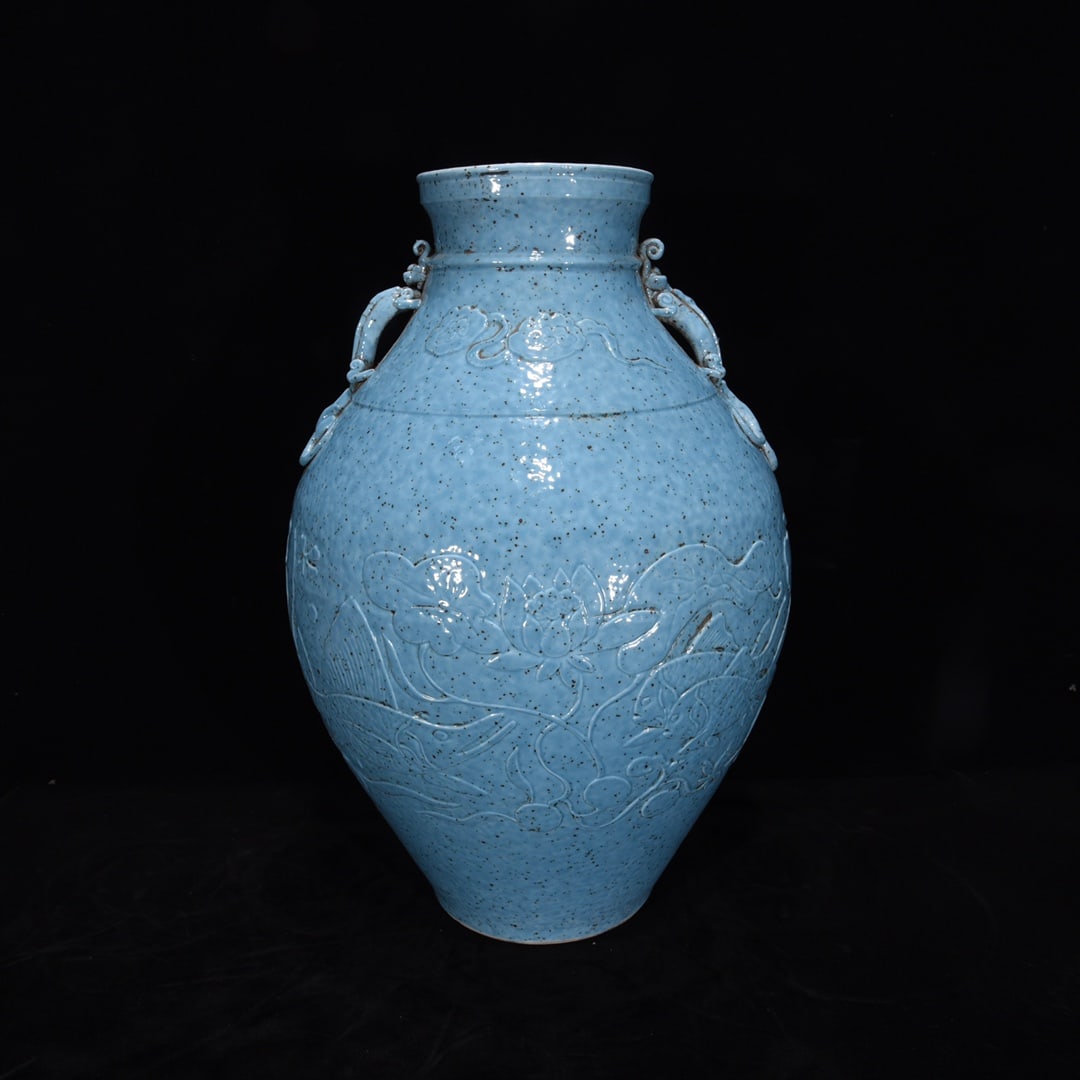 A finely crafted single-glazed two-handled vase carved with fish and algae patterns (1 of 9)