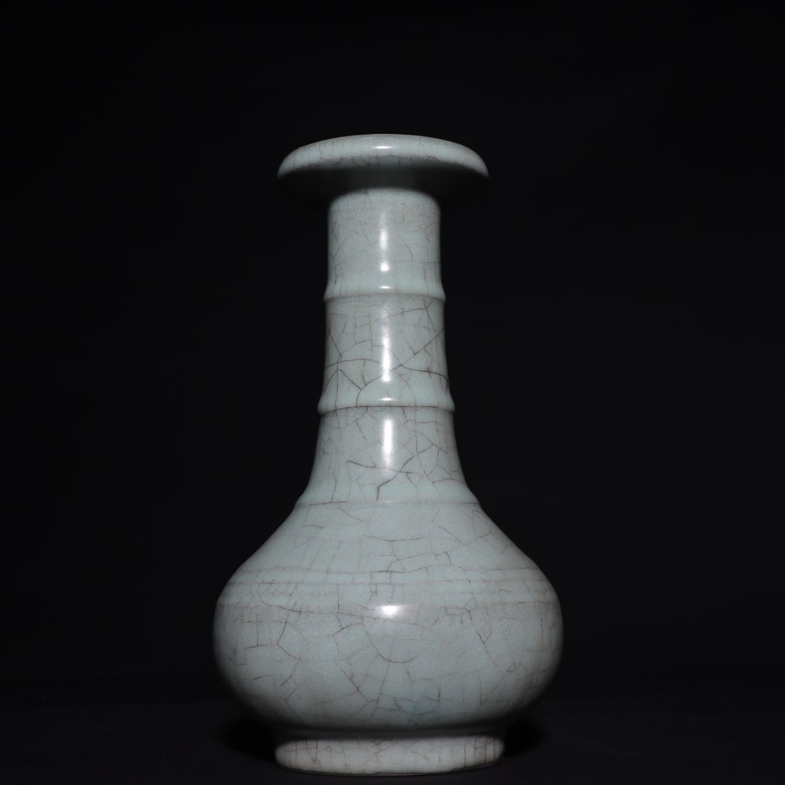 A Song Dynasty official kiln bottle with string-patterned pan-mouth rim: A string-patterned pan-mouth vase from the Song Dynasty official kiln Size: H:24cmx T: 14cm (The Dimensions Of All Batches Are Manually Measured.If You Need More Detailed Information, Please Contact O