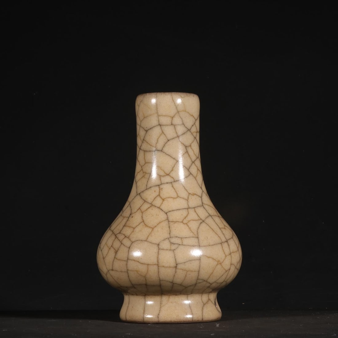 A small straight-necked bottle with a beige yellow glaze and strap from the Ge kiln of the Song (1 of 8)