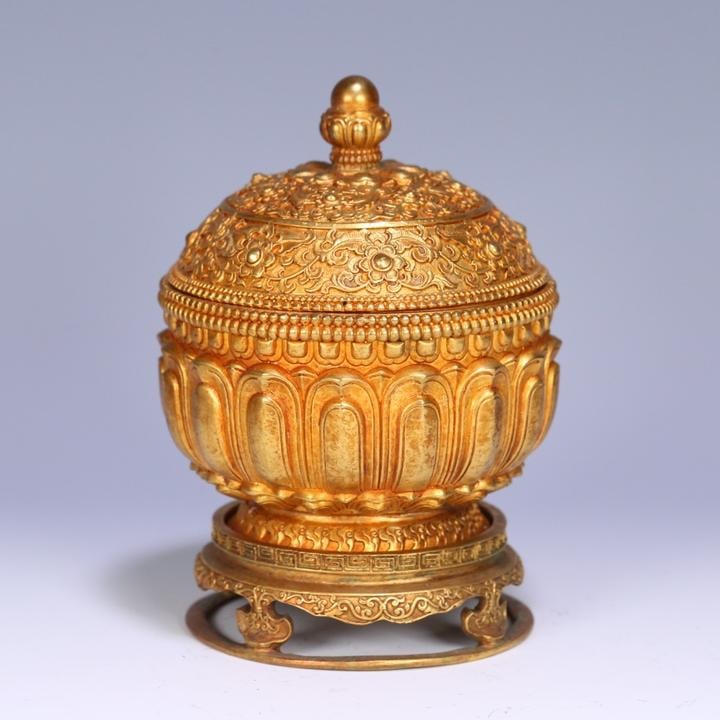 A beautiful bronze gilt lotus lid burner: Exquisite gilt copper lotus lid burner Size:17x12 cm W: 1.436 kg (The Dimensions Of All Batches Are Manually Measured.If You Need More Detailed Information, Please Contact Our Customer Service Before 