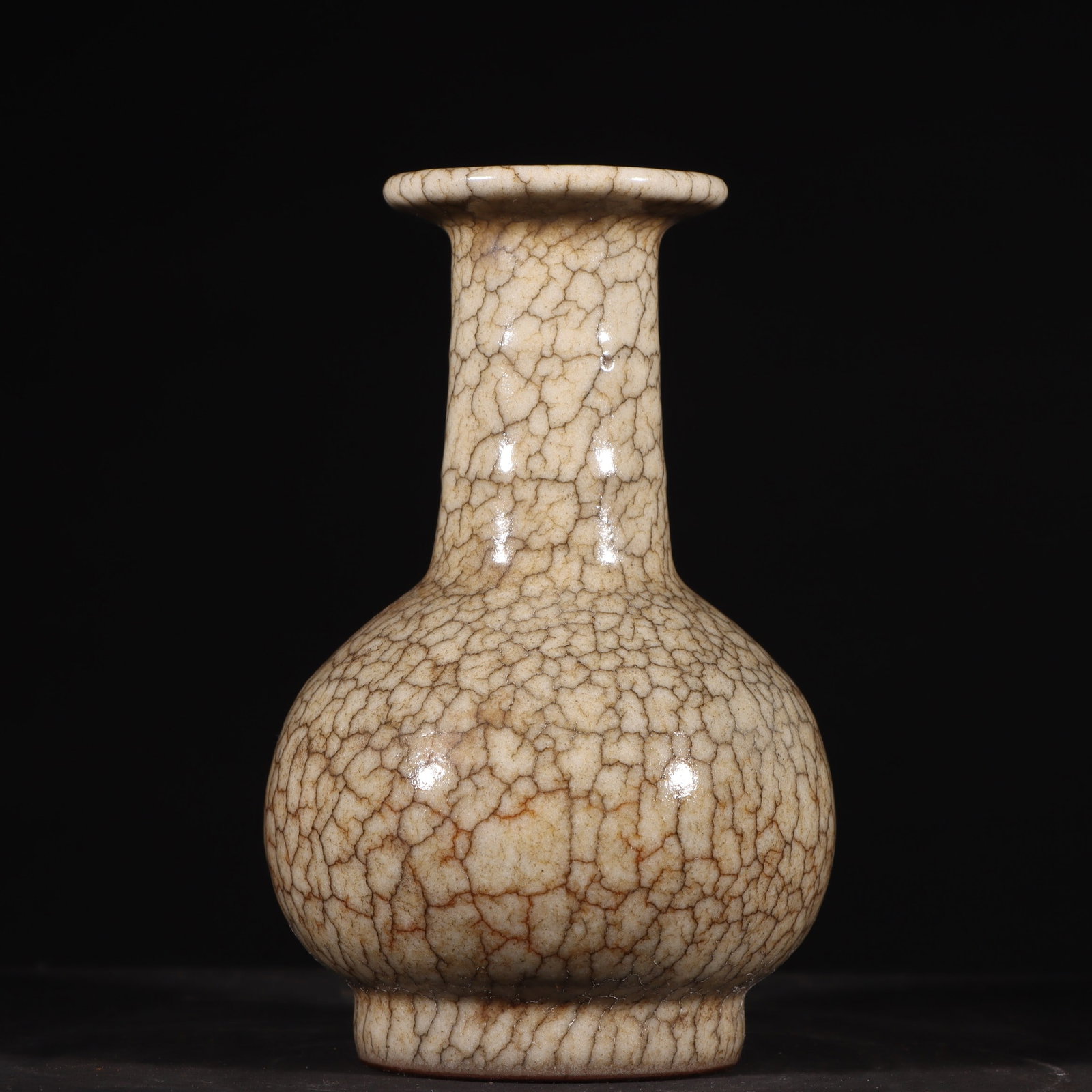 A Song Dynasty Ge kiln string-patterned vase: A string-patterned vase from the Ge kiln of the Song Dynasty Size: H:14cmx T: 9cm (The Dimensions Of All Batches Are Manually Measured.If You Need More Detailed Information, Please Contact Our Custome