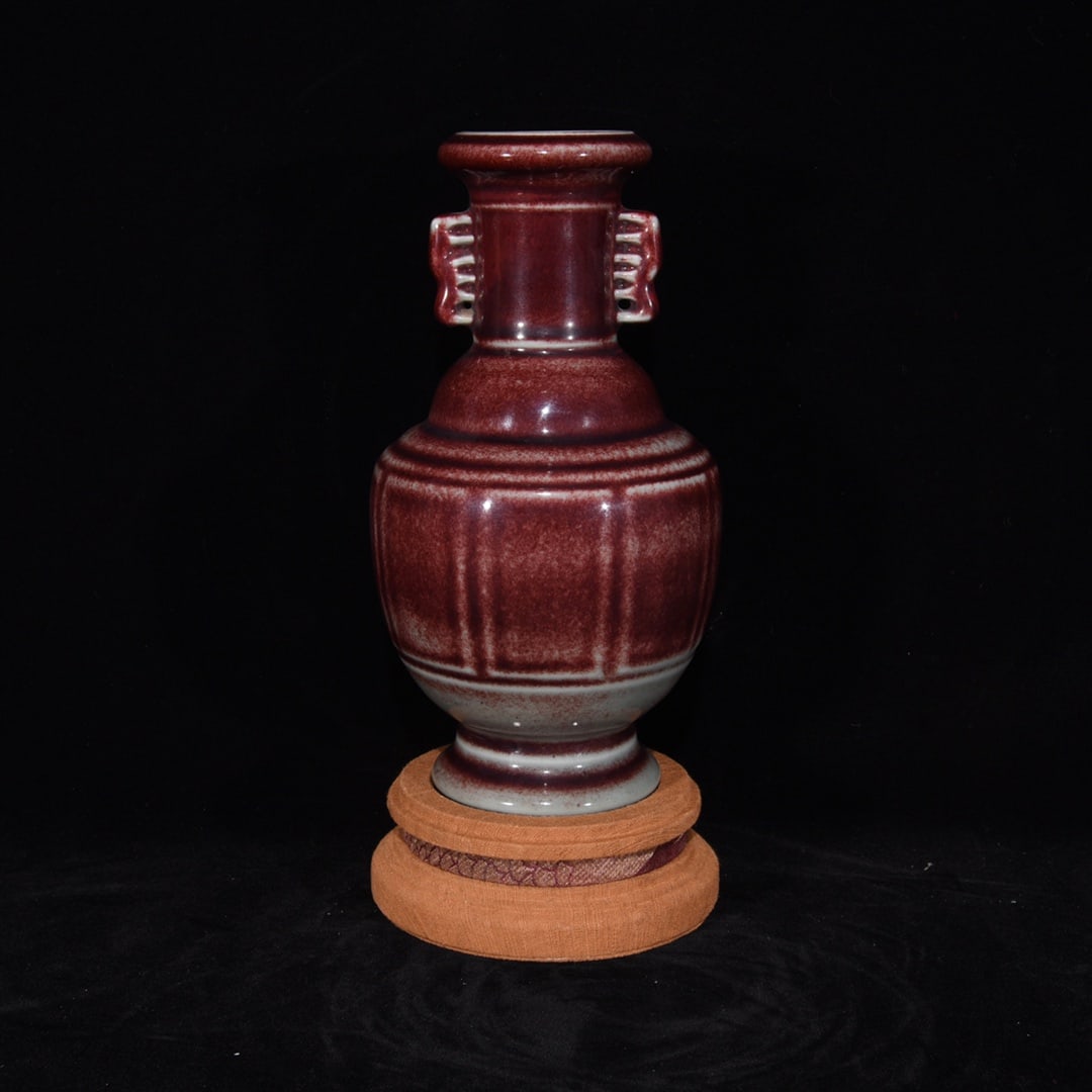 A Jiangdou red double-handled vase made during the Qianlong period of the Qing Dynasty: A red double-handled cowpea vase made during the Qianlong period of the Qing Dynasty Size:21x11cm (The Dimensions Of All Batches Are Manually Measured.If You Need More Detailed Information, Please Con