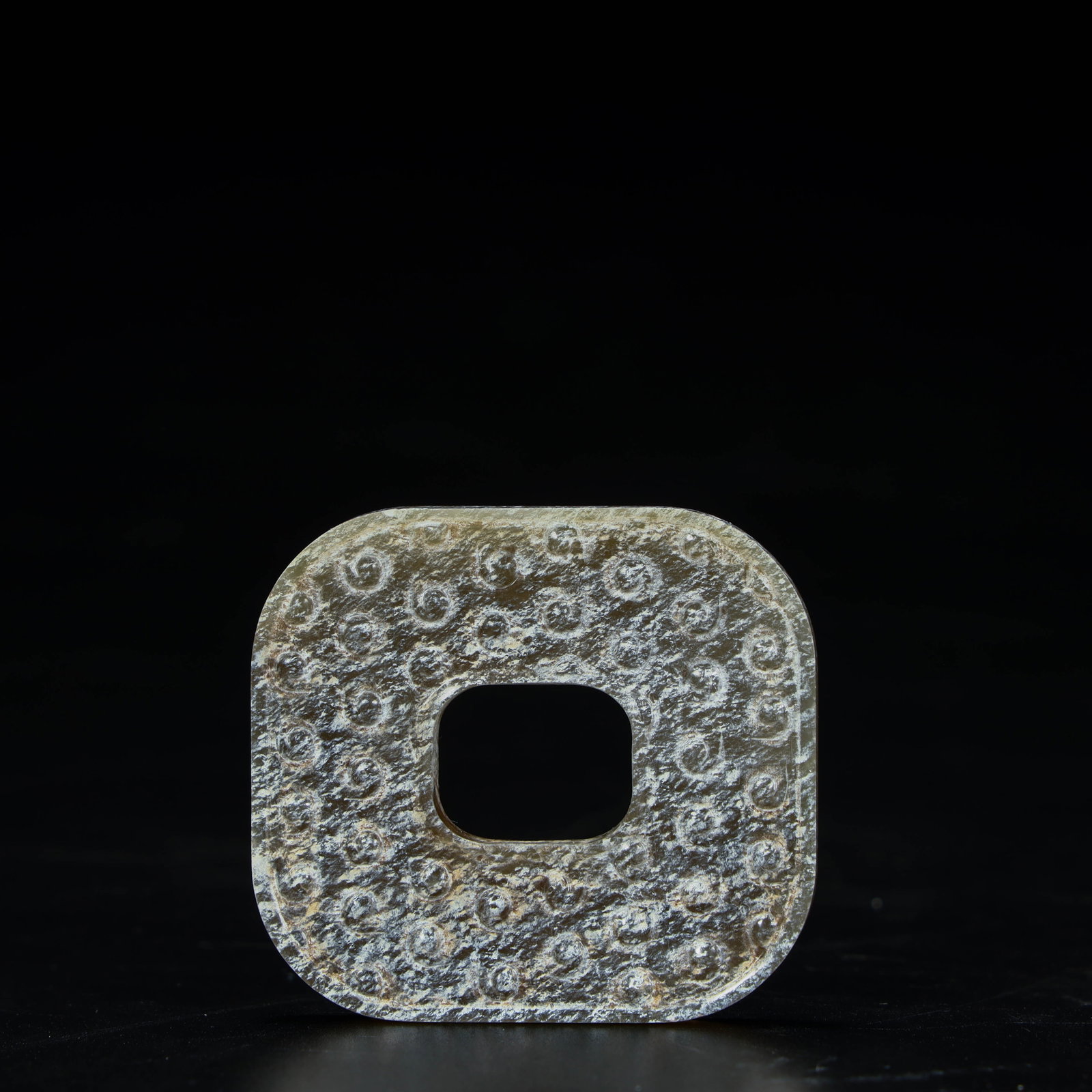 A finely crafted grain-patterned jade square bi: Exquisite grain-patterned jade square bi Size: L: 5cm W:4.5cm W:20.7g (The Dimensions Of All Batches Are Manually Measured.If You Need More Detailed Information, Please Contact Our Customer Service Be