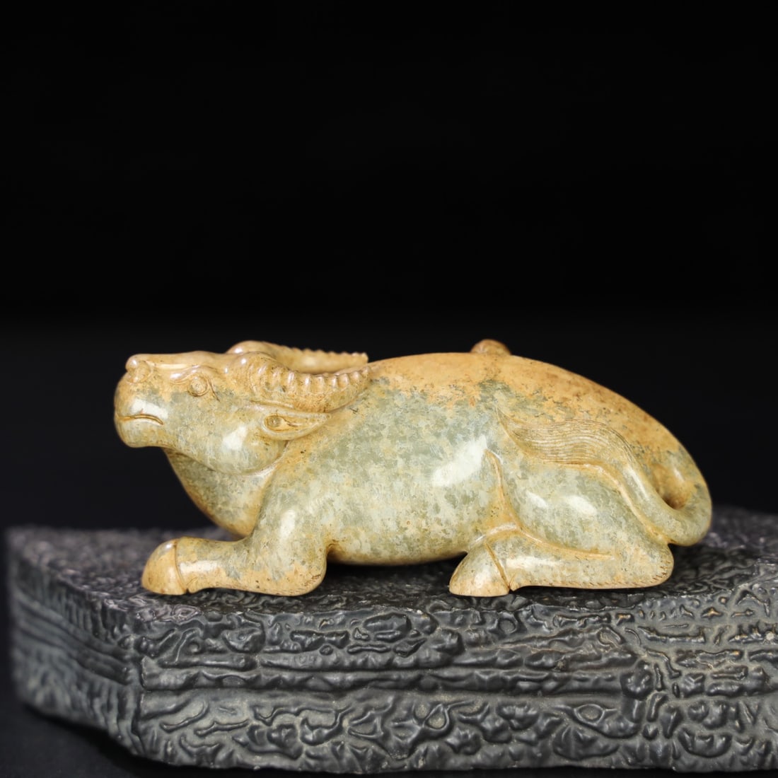A beautiful Hetian jade ox: Exquisite Hetian jade beef Size:L:10cm W:4.1cm H:4cm W:0.2233kg (The Dimensions Of All Batches Are Manually Measured.If You Need More Detailed Information, Please Contact Our Customer Service Before B