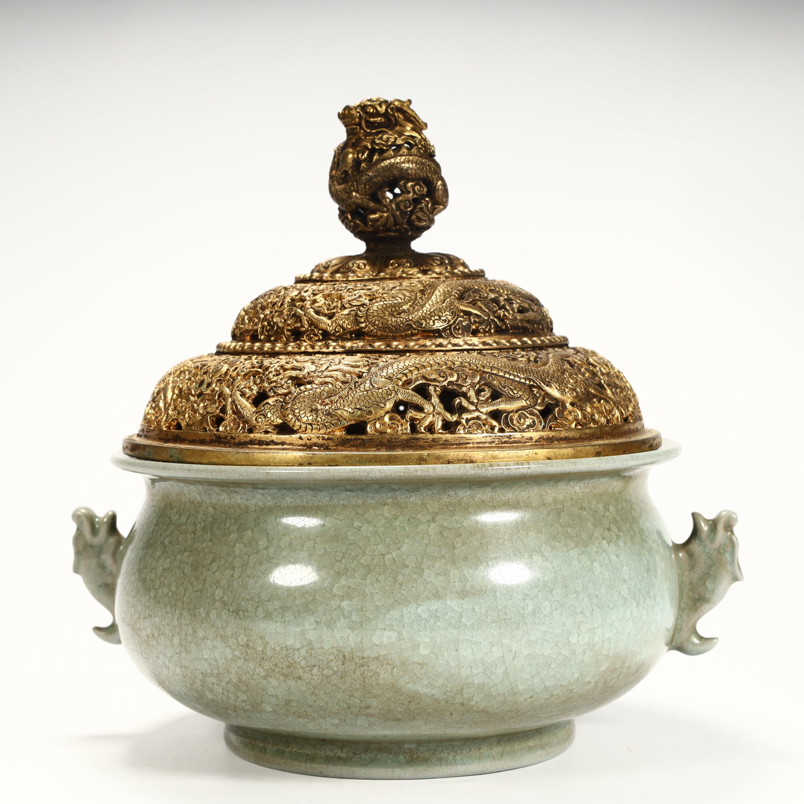 A beautiful celadon gilt incense burner: Exquisite celadon gilt incense burner SIZE: H:19cm L: 21cm W:17cm W:1597g (The Dimensions Of All Batches Are Manually Measured.If You Need More Detailed Information, Please Contact Our Customer Servic