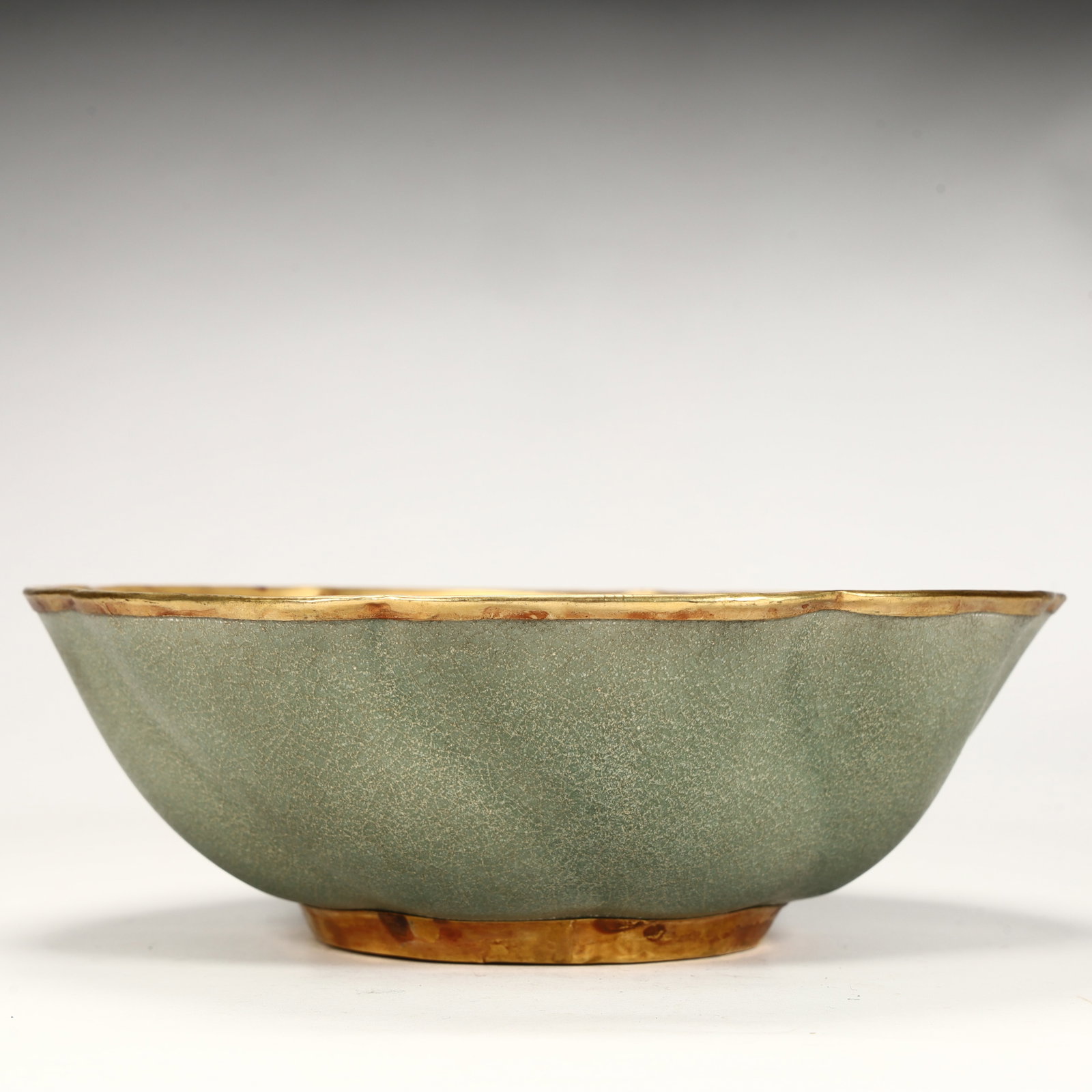 A Song Dynasty celadon crackle-gilded flower-rimmed bowl: Song Dynasty celadon crackle-gilded flower-rimmed bowl SIZE: H:6cm L: 8.5cm W:8.5cm W:515g (The Dimensions Of All Batches Are Manually Measured.If You Need More Detailed Information, Please Contact Ou