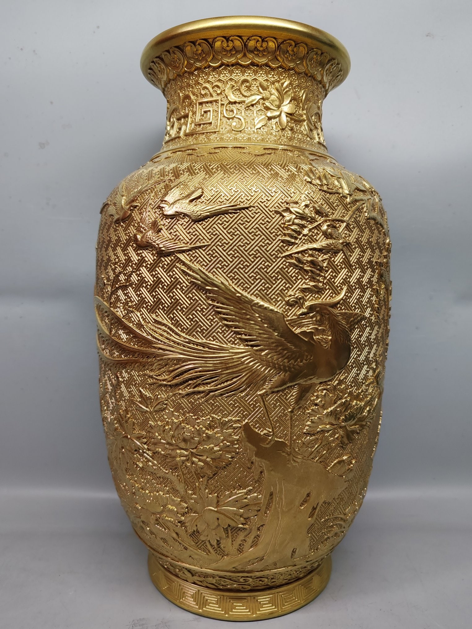 A delicate gold brocade lantern vase with floral carvings featuring a hundred birds and phoenix: Exquisite gold-ground brocade with floral carvings and a hundred birds facing phoenix patterns in the lantern vase Size: H: 33.5 cm x D: 19 cm (The Dimensions Of All Batches Are Manually Measured.If Y