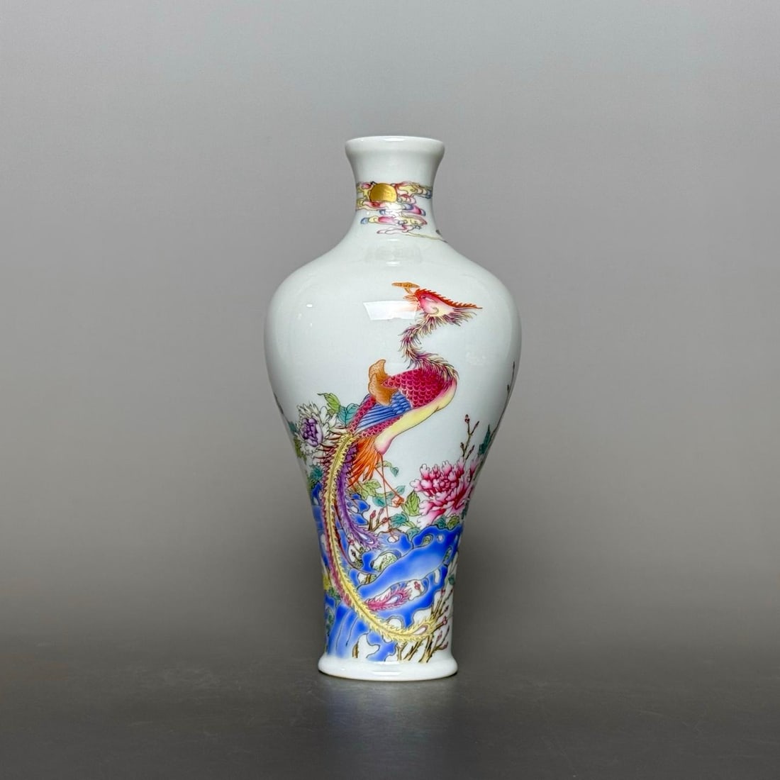 A gold-painted fish-tail vase made during the Yongzheng period of the Qing Dynasty, featuring a: A gold-painted fish-tail vase made during the Yongzheng period of the Qing Dynasty, featuring a phoenix facing the sun, phoenix, and peony motifs Size:Calibre: 2.9 cm x H: 15.1 cm x Belly diameter: 7.