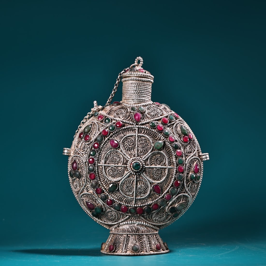 A beautiful Nepalese Tibetan craft Filigree Silver Filigree Gem-Embedded Snuff Bottle: Exquisite Nepalese Tibetan craft Tibetan filigree silver snuff bottle inlaid with gemstones Size: H: 18 cm x T: 13 cm W: 0.41 kg (The Dimensions Of All Batches Are Manually Measured.If You Need More D
