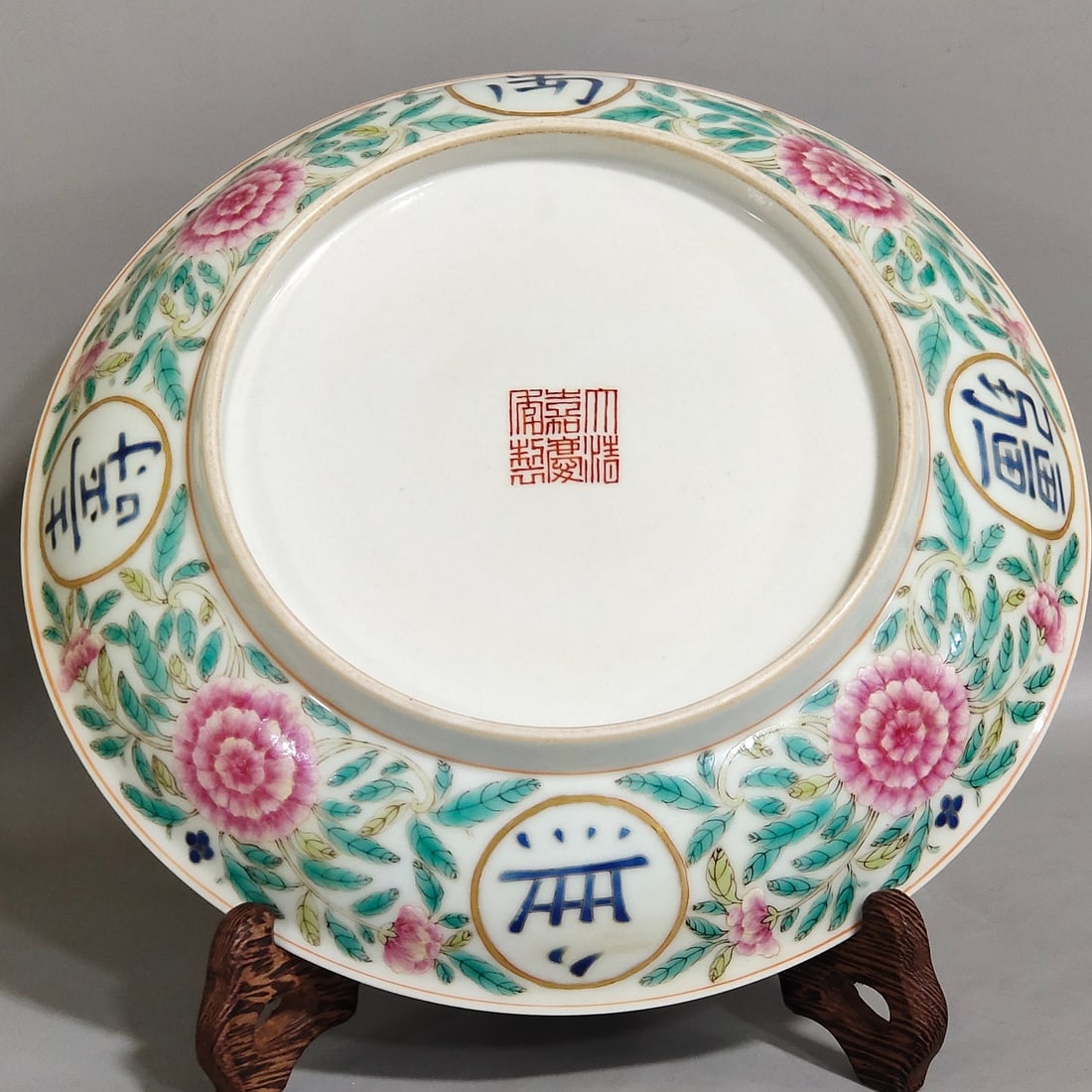 A gold ground myriad flower tray made during the Yongzheng period of the Qing Dynasty (1 of 7)