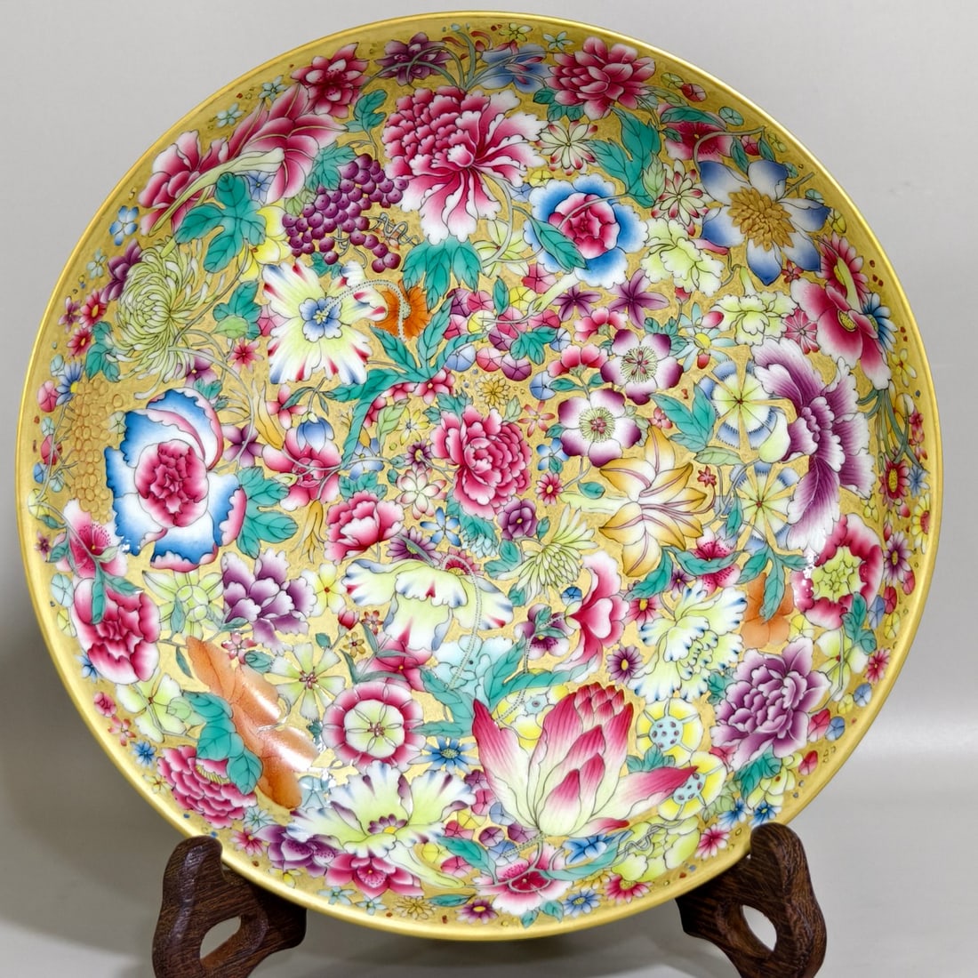 A gold ground myriad flower tray made during the Yongzheng period of the Qing Dynasty (1 of 6)