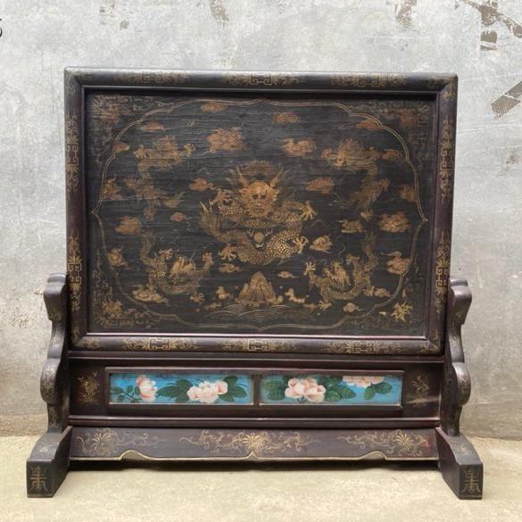 A beautifully crafted lacquerware screen with old tires and new work: Exquisite painted pieces, old tires, new craftsmanship, and screen inserts Size:H:82cm L:86cm (The Dimensions Of All Batches Are Manually Measured.If You Need More Detailed Information, Please Contact