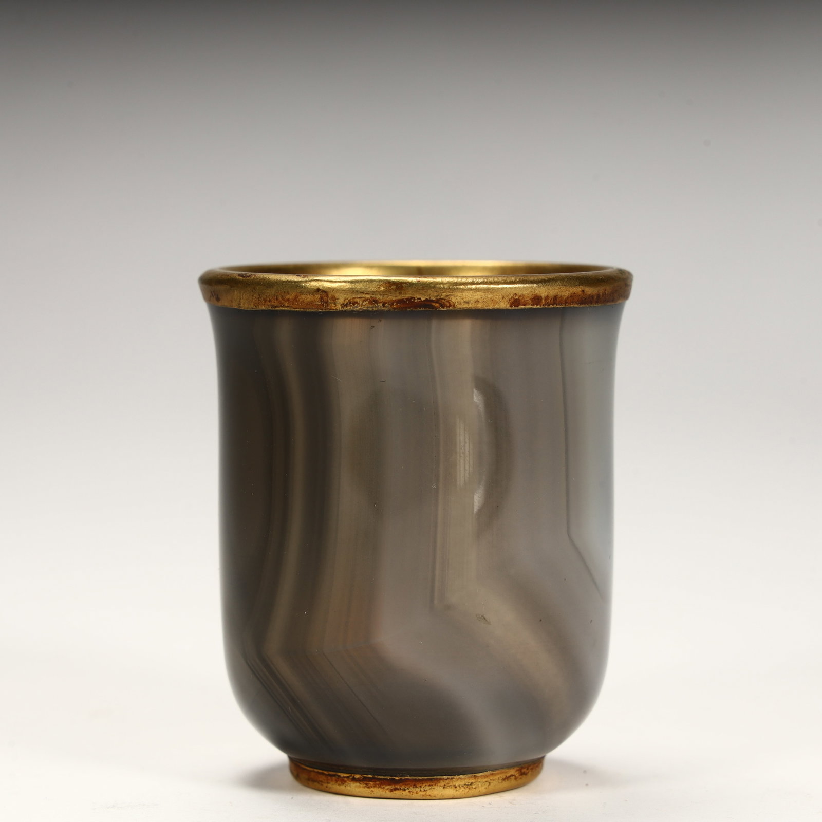 A Tang Dynasty agate gilded cup: A Tang Dynasty agate gilded cup SIZE: H:6cm L: 5cm W:5cm W:66g (The Dimensions Of All Batches Are Manually Measured.If You Need More Detailed Information, Please Contact Our Customer Service Before Bi