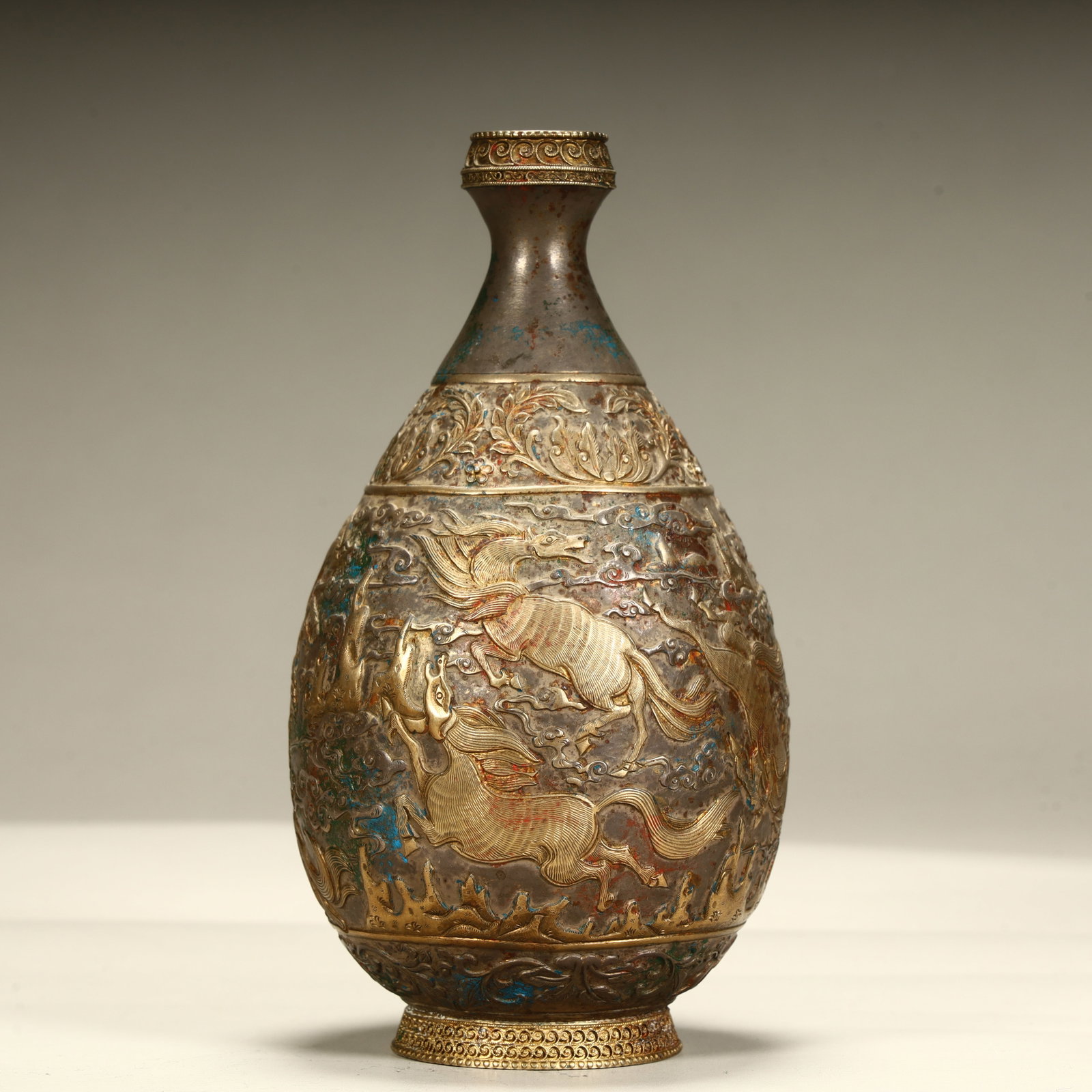 A Qing Dynasty silver gilt bottle with auspicious beast patterns: A silver-gilt vase with auspicious beast patterns from the Qing Dynasty SIZE: H:16cm L: 9cm W:9cm W:213g (The Dimensions Of All Batches Are Manually Measured.If You Need More Detailed Information, Ple
