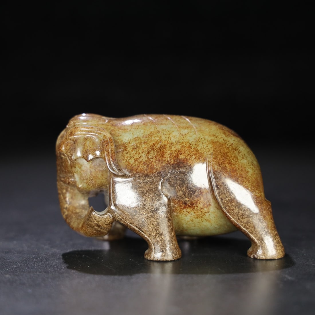 A beautiful Hetian jade elephant: Exquisite Hetian jade elephant Size:L:9.6cm W:5.5cm H:5.8cm W:0.4355kg (The Dimensions Of All Batches Are Manually Measured.If You Need More Detailed Information, Please Contact Our Customer Service B