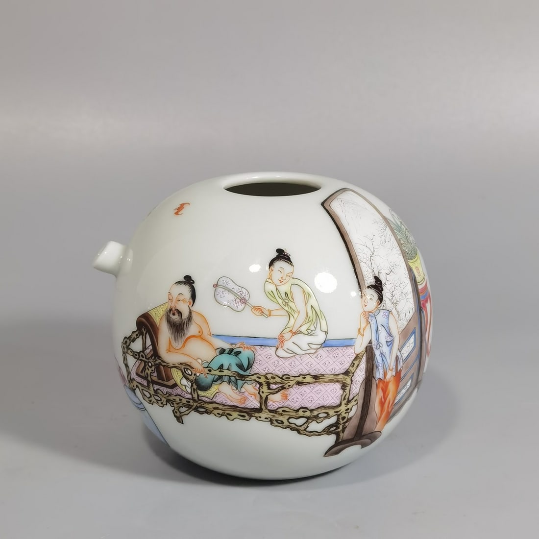 A famille rose portrait story painting from the Yongzheng period of the Qing Dynasty scholar's: A famille rose figure story illustration from the Yongzheng period of the Qing Dynasty Size: H: 7.3 cm x Belly diameter: 8.3 cm (The Dimensions Of All Batches Are Manually Measured.If You Need More De